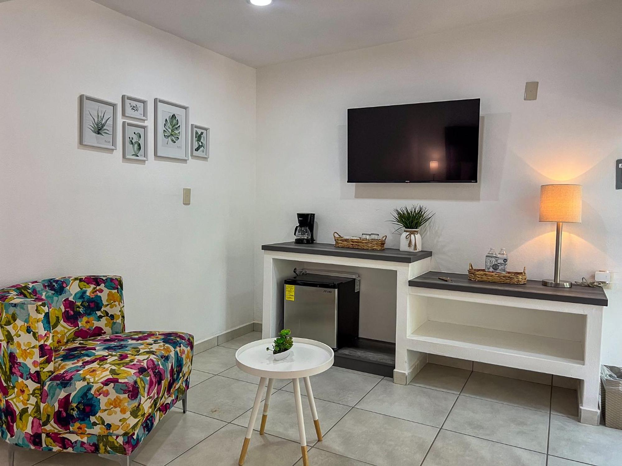 Habitación con cama extragrande.