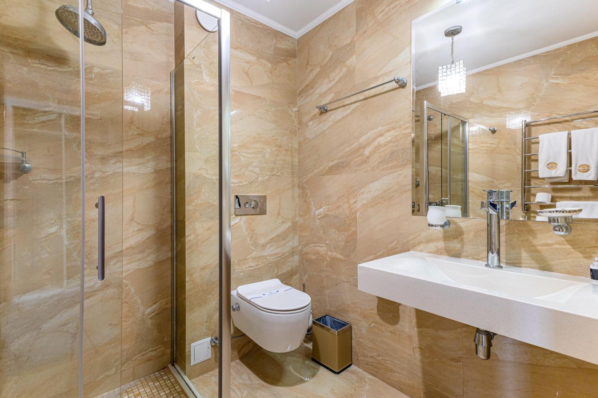 Deluxe Room with Mountain View and Spa Access