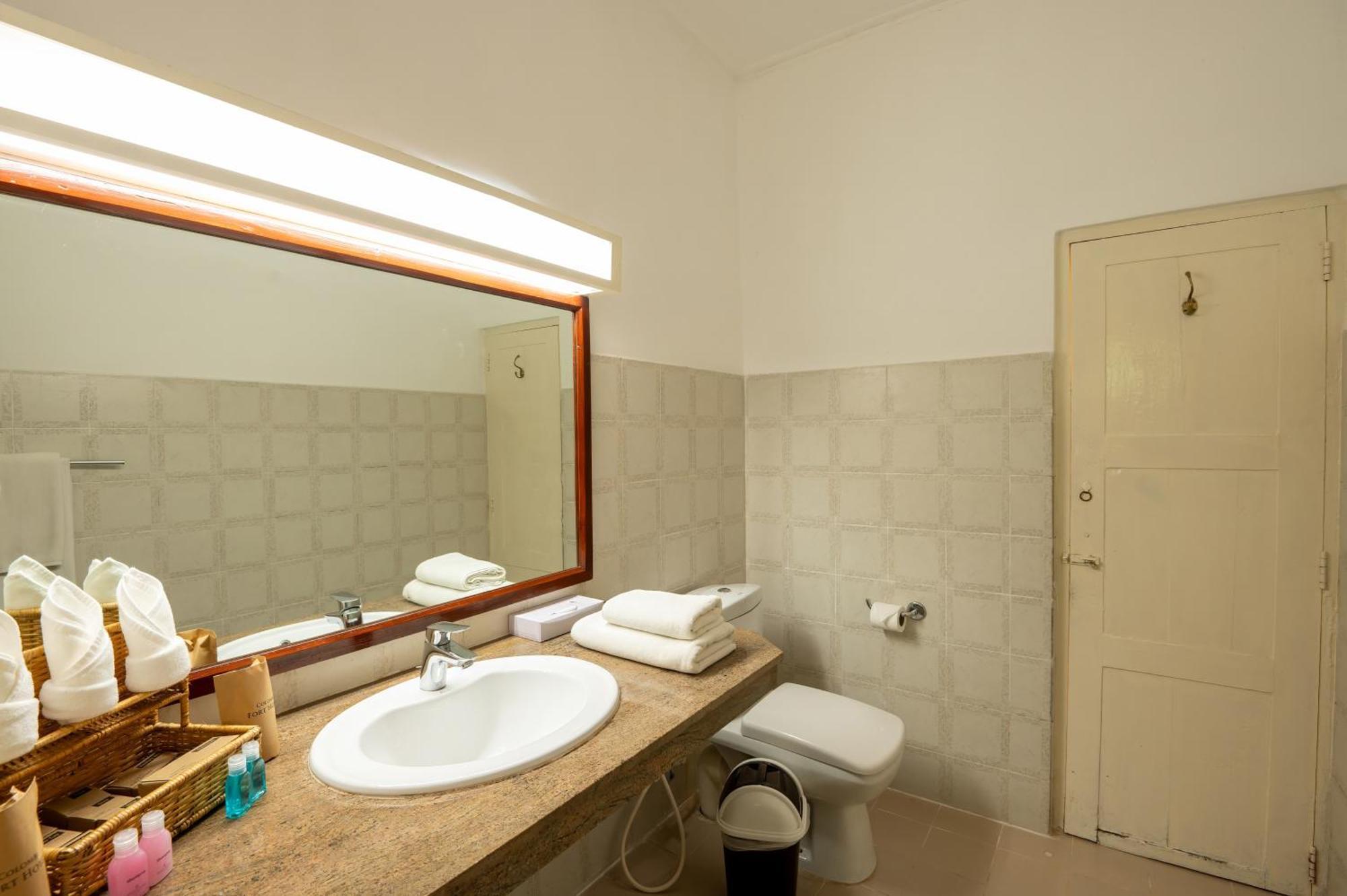 Deluxe Twin 10 minutes Head Massage per room & on Beverages,1619765279:JPEG