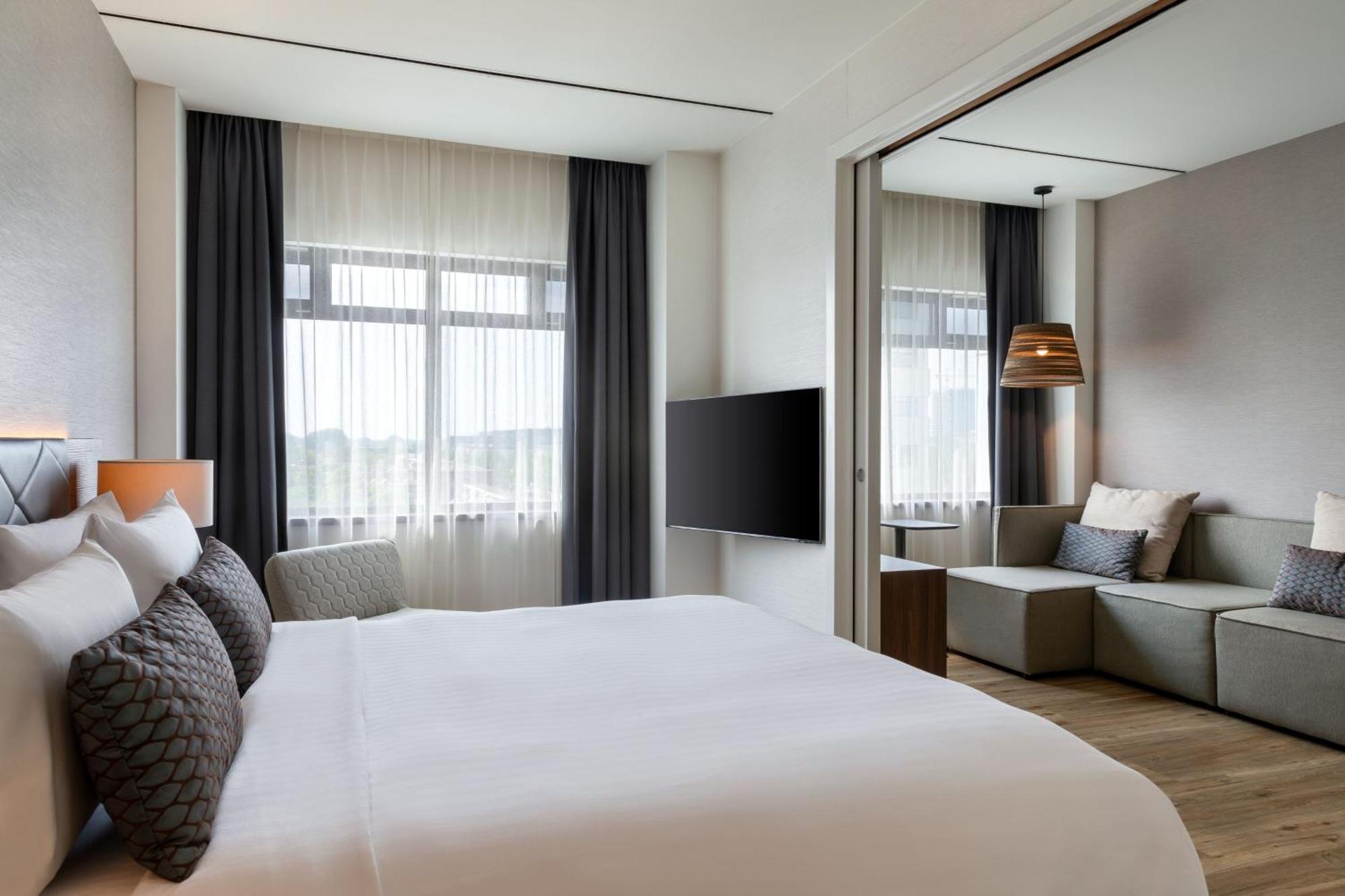 One Bedroom Suite 1 Kingsize Bed