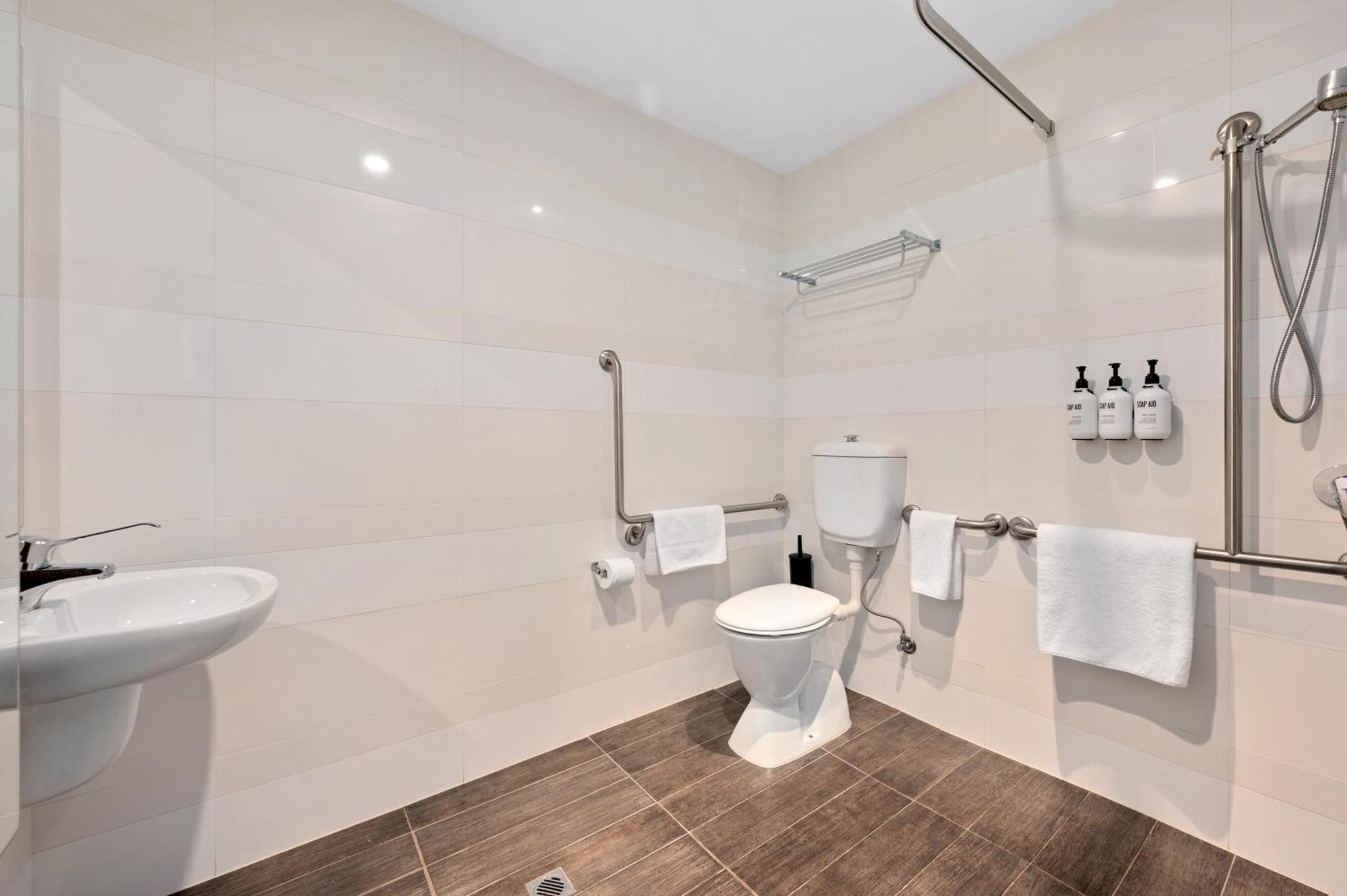 Efficiency King Room with Roll-In Shower - Disability Access/Non Smoking/Ground floor/Interior Corridor