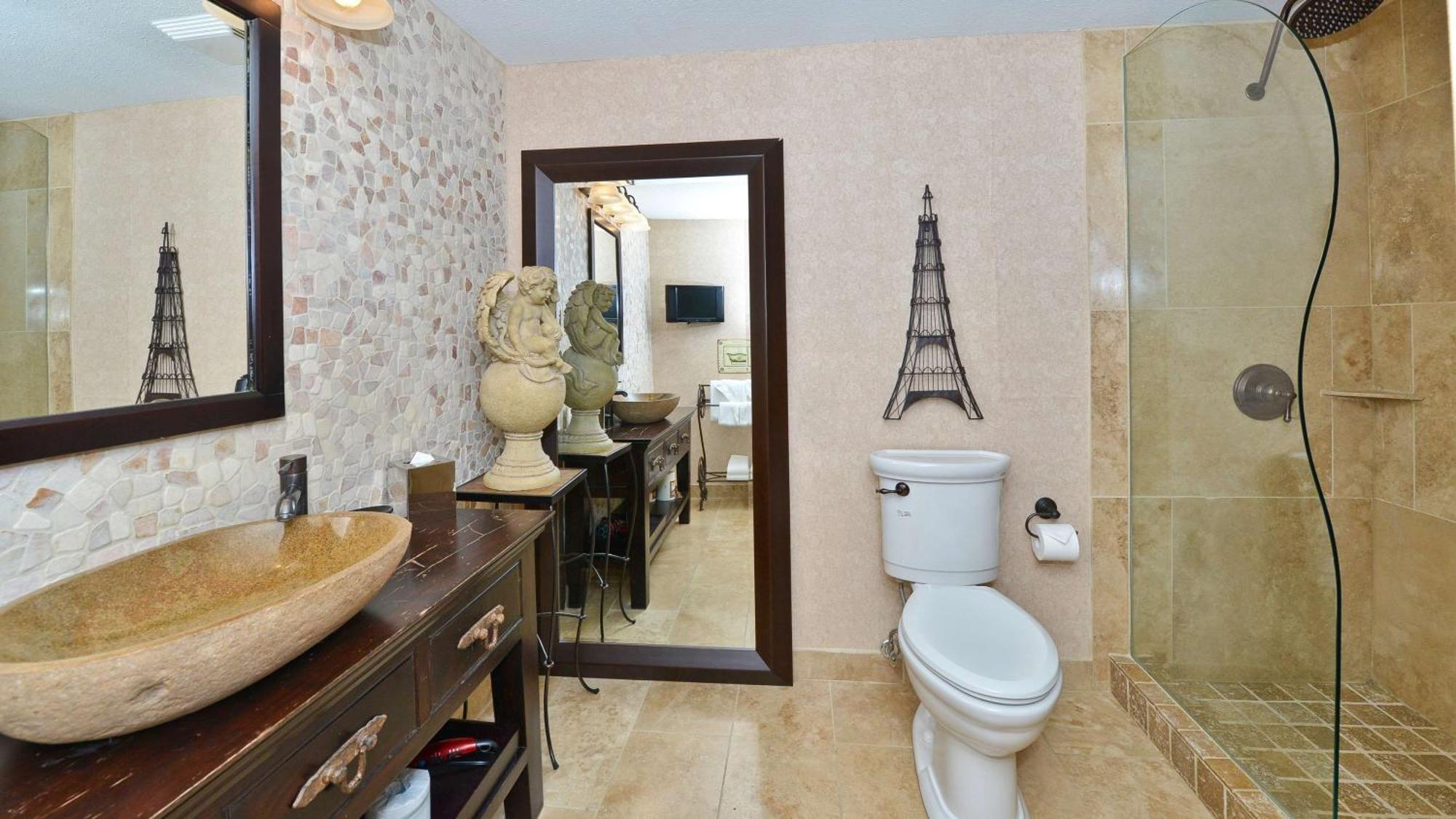 King Suite with Jetted Tub and Patio - Non-Smoking