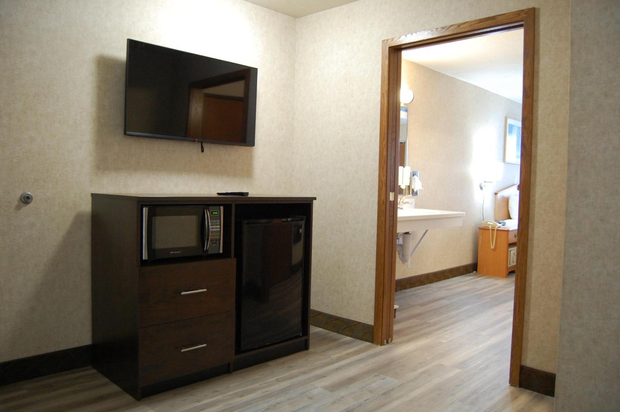 Queen Suite Accessible or Non-Smoking