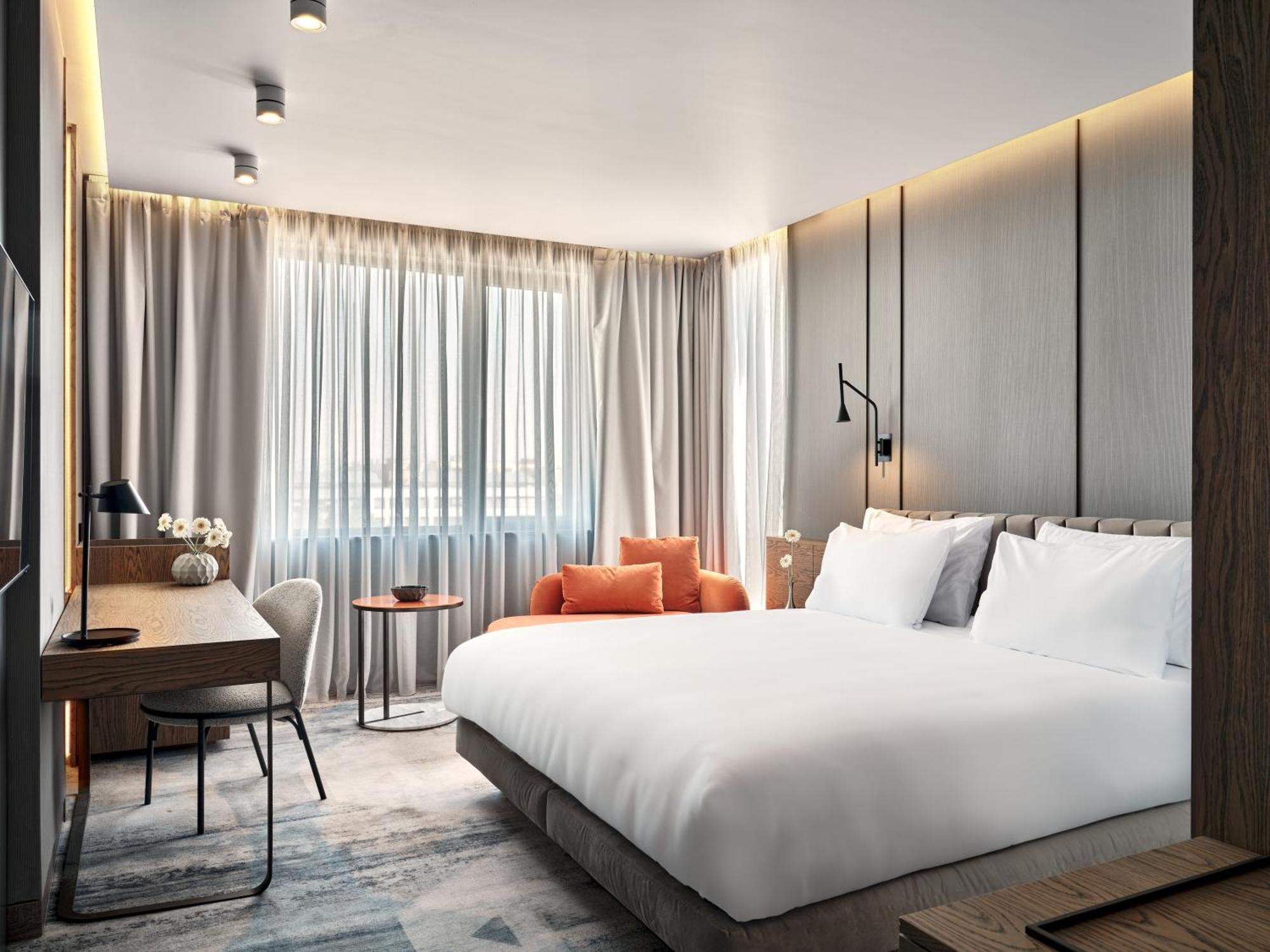 Premium Corner King Room with Lake View - Lounge Access