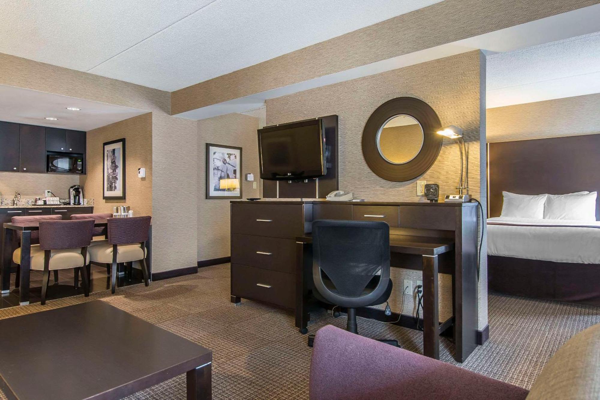 Queen Suite with Two Queen Beds - Non-Smoking