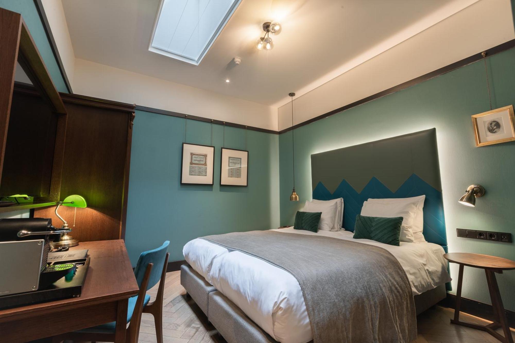 Basic Twin Room Skylight No Windows