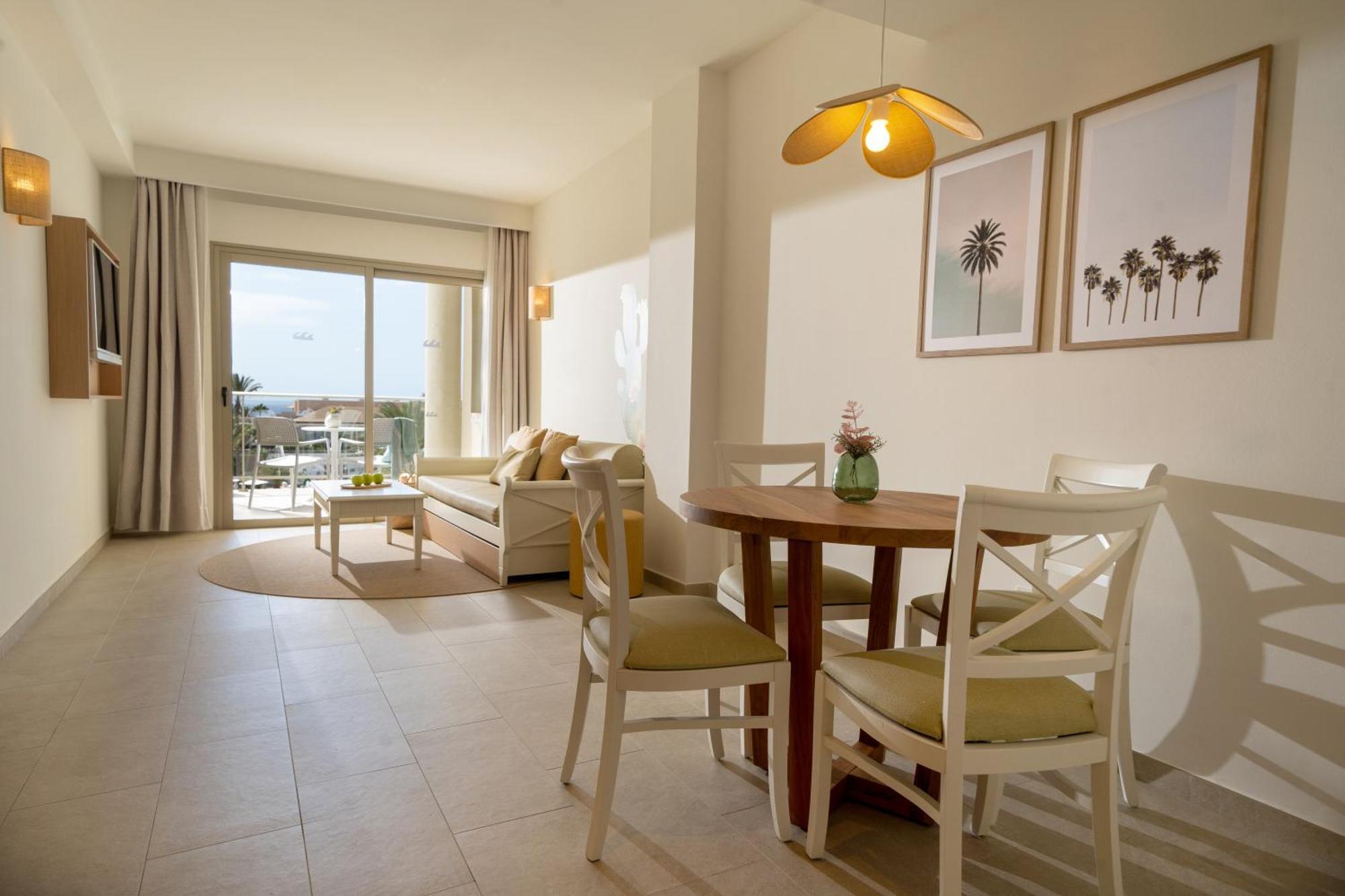 Suite Premium avec Terrasse - Vue sur Piscine