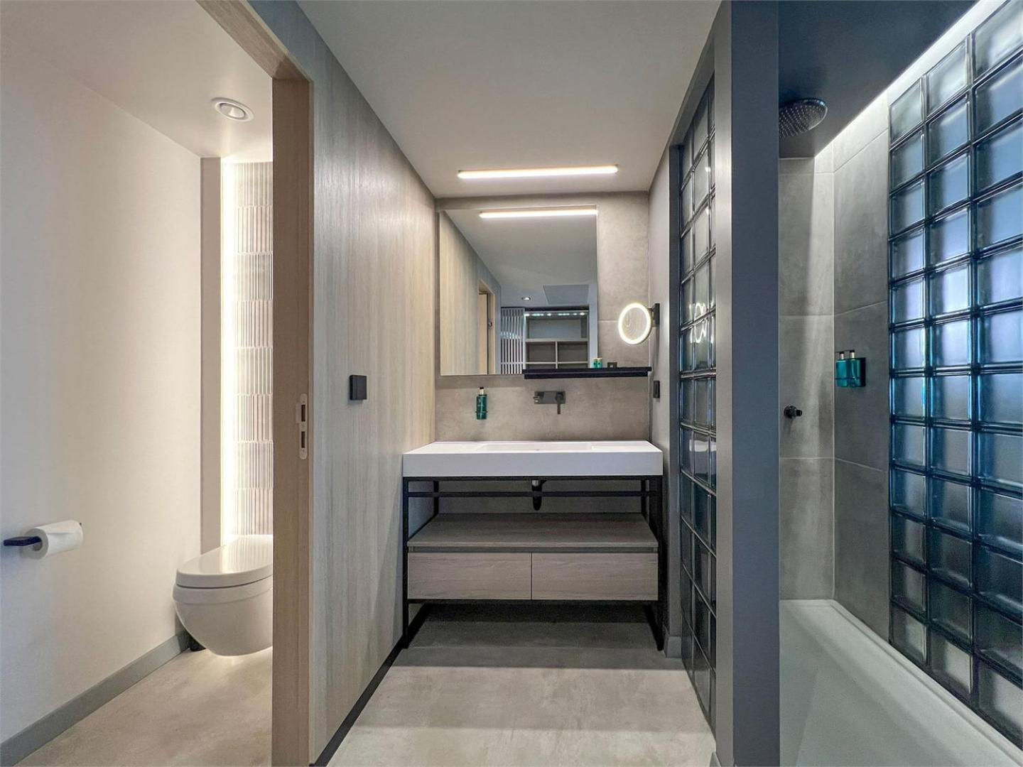 Deluxe Double Room or or unlimited access to Calma SPA Center