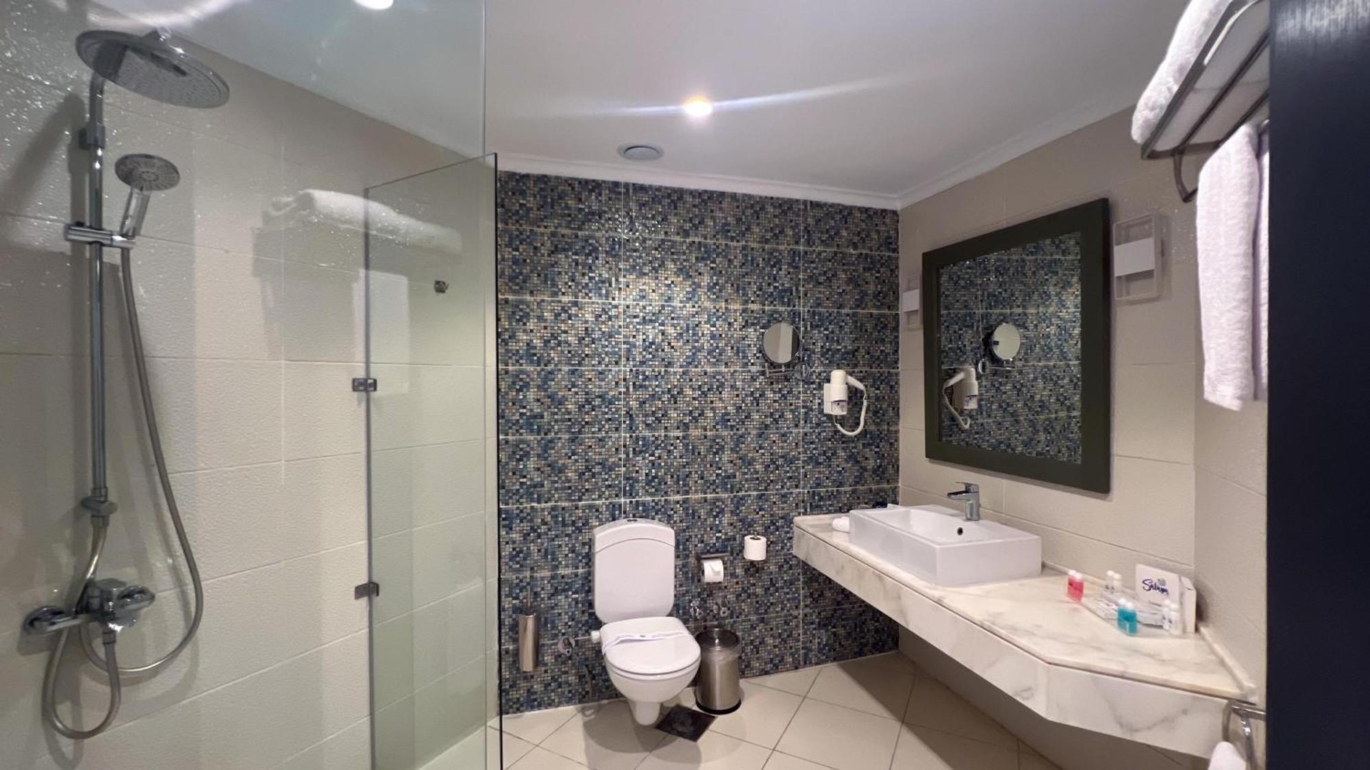 Honeymoon Suite,1647787283:JPEG