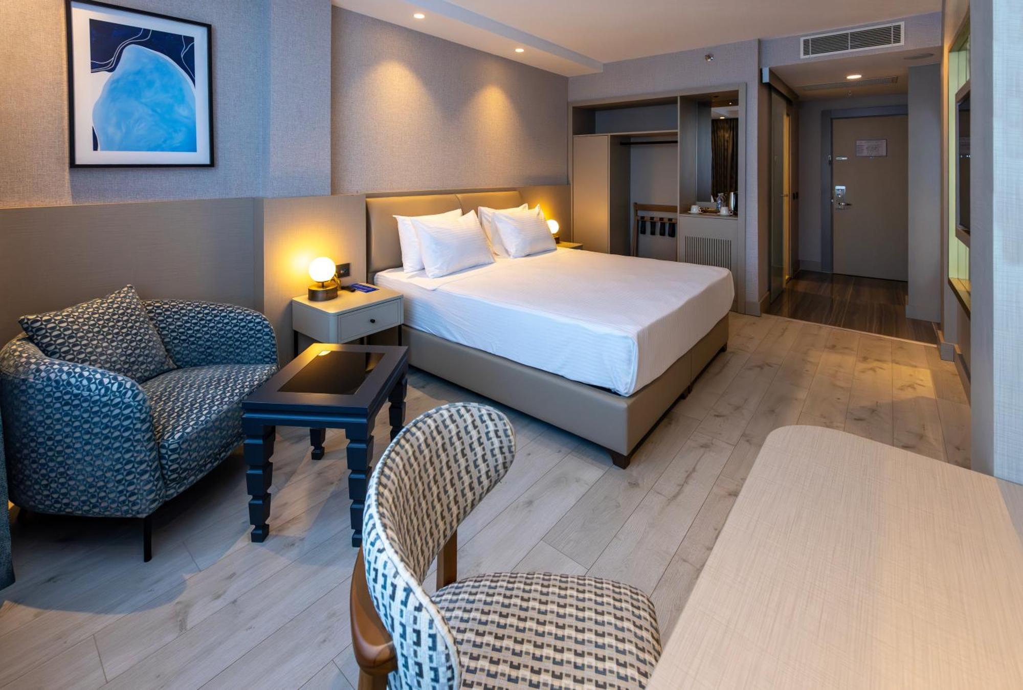 Standard Zimmer mit Kingsize-Bett und Meerblick