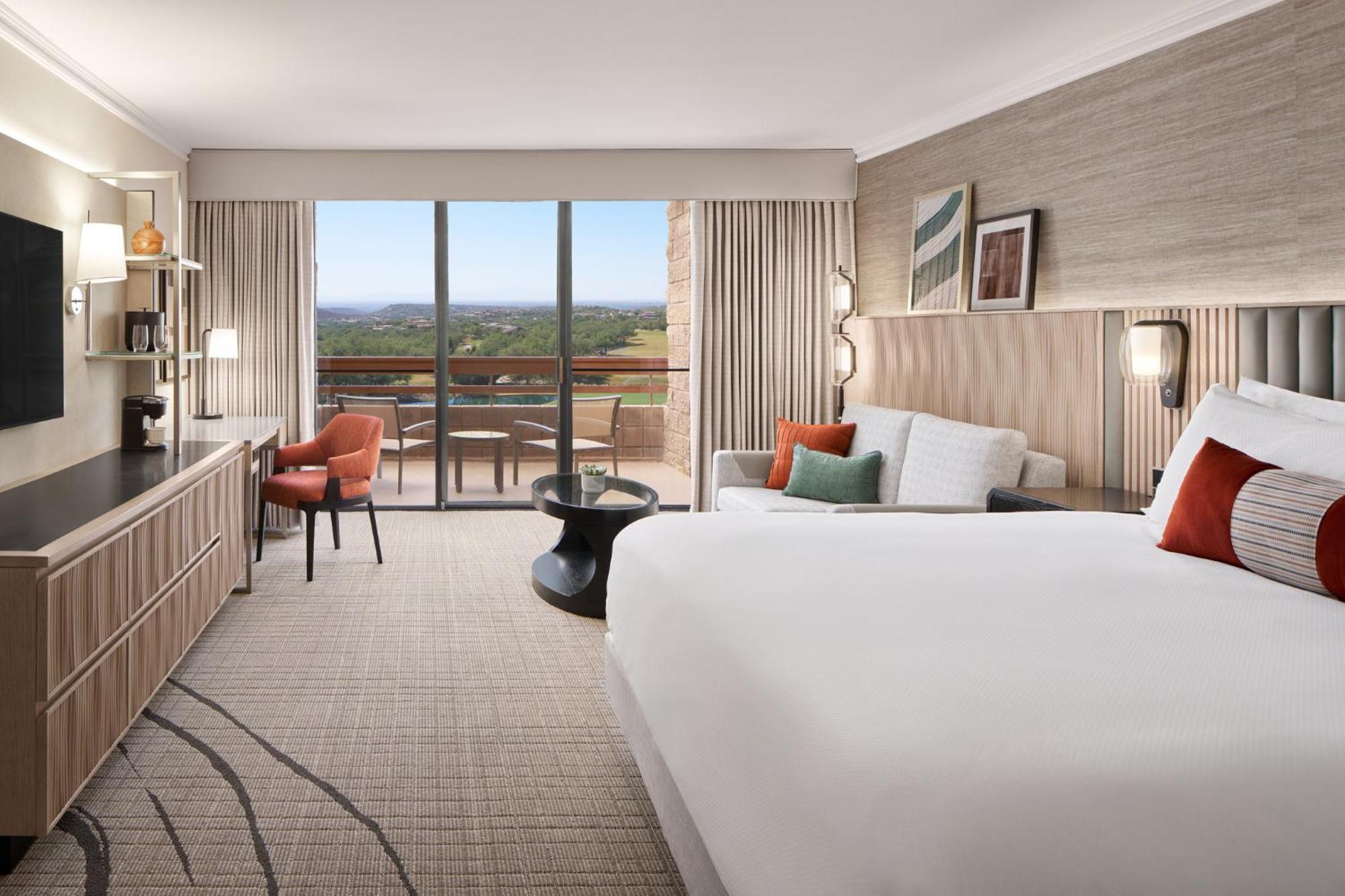 Superior King Suite with Mountain View - Roll in Shower Accessible