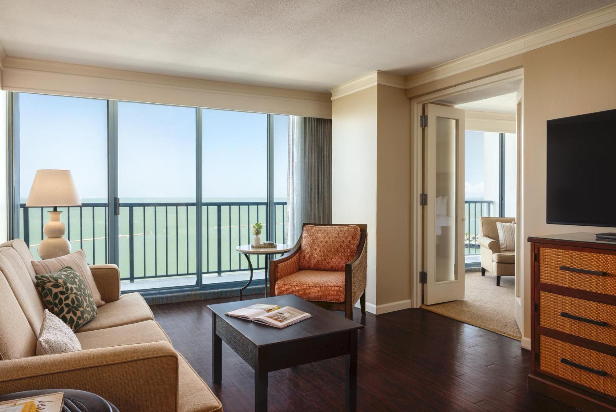 Suite Omni mit 1 Kingsize-Bett und Blick auf die Bucht