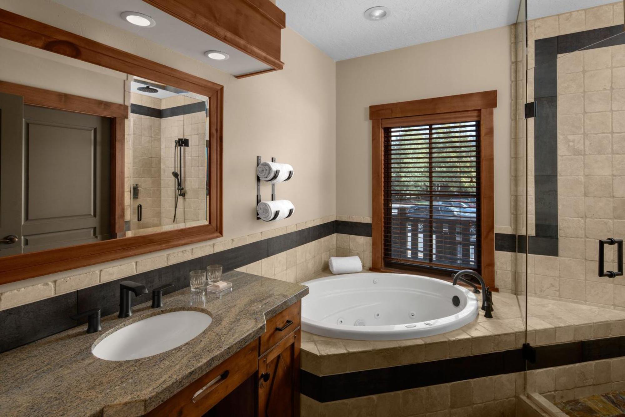 Governors, 2 Bedroom Suite, Mountain or Golf view, Fireplace