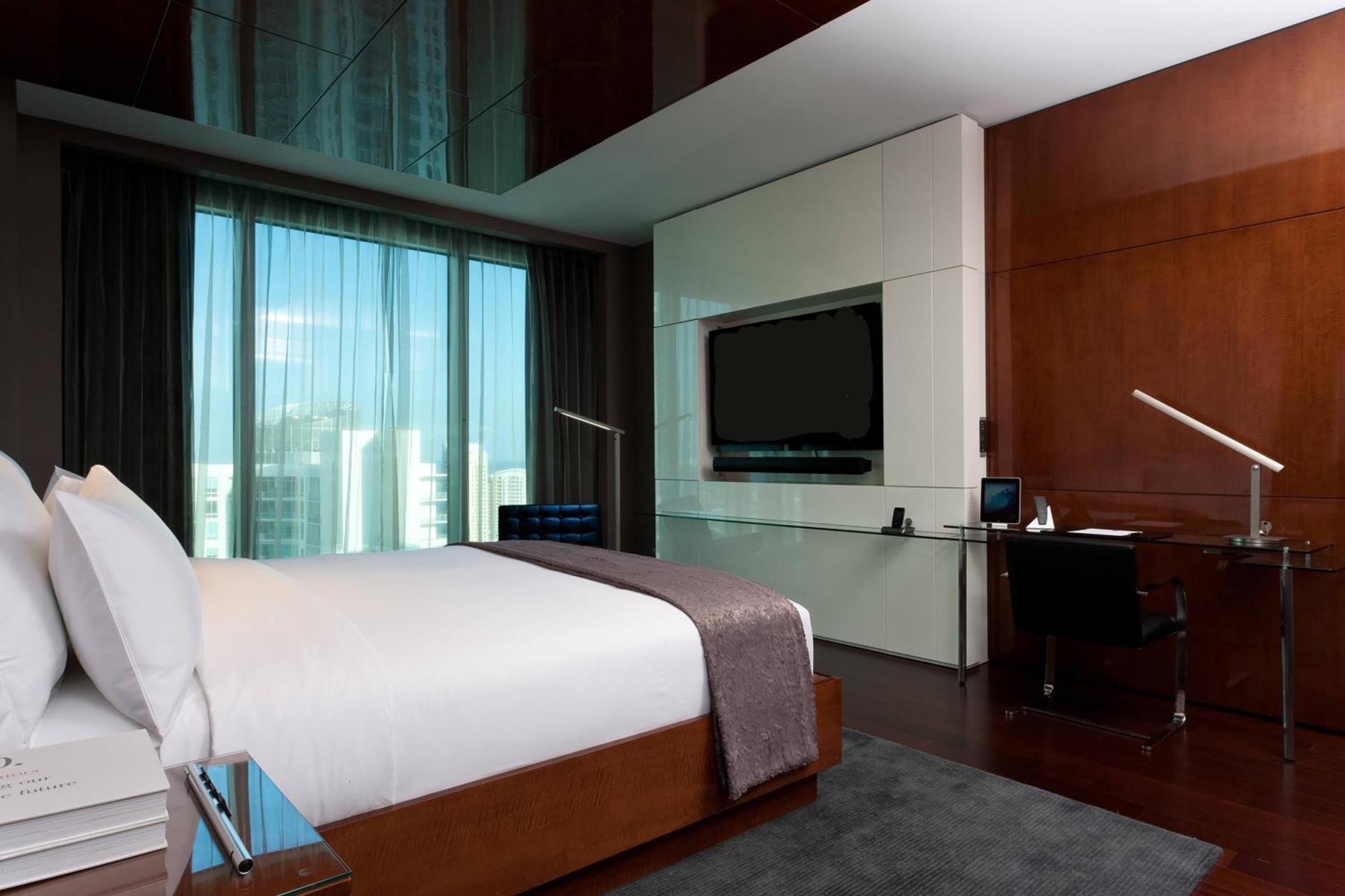 Warhol 1 Bedroom Suite 1 King Corner room