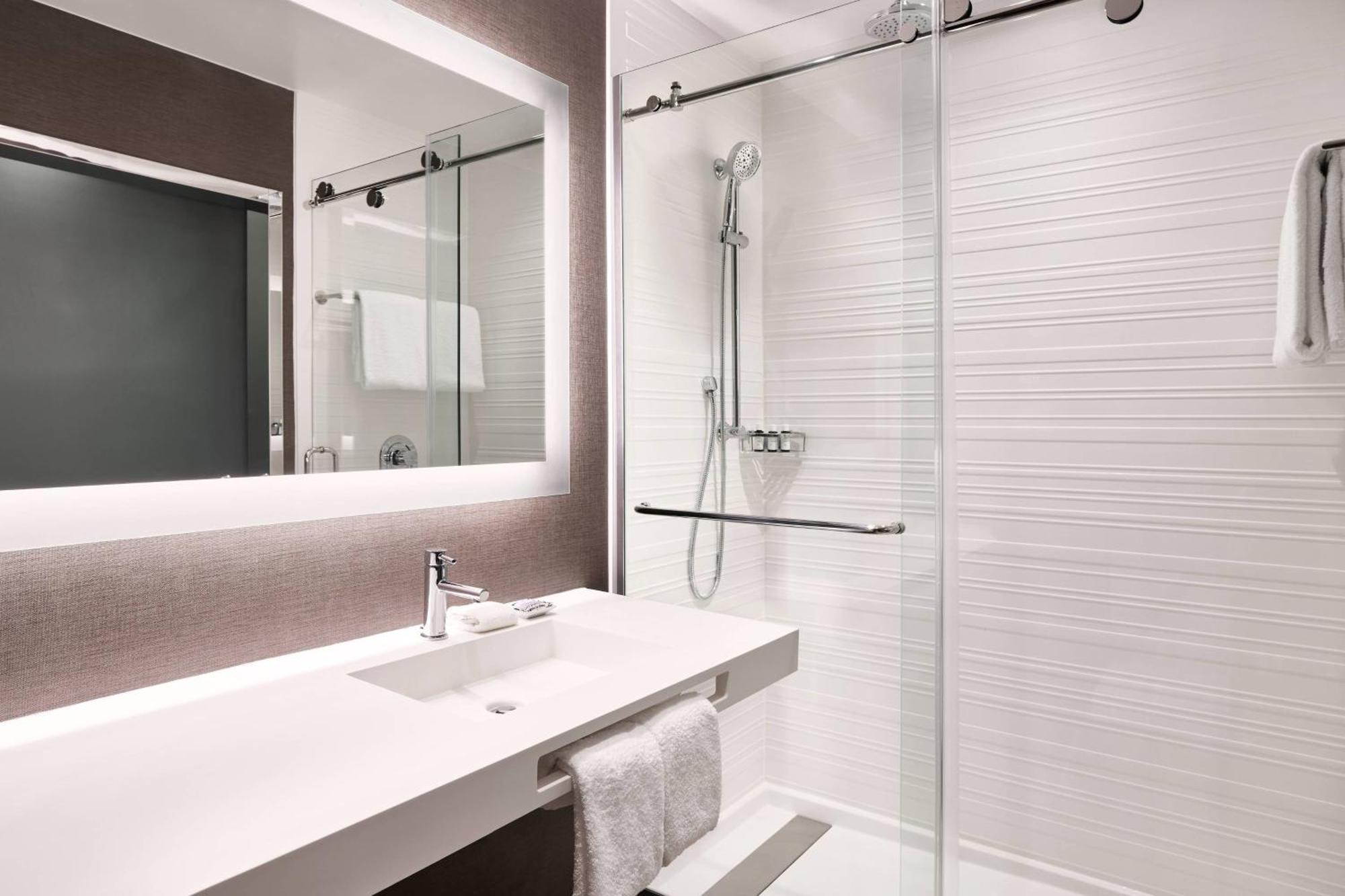 King Room Bathtub Mobility Access,1631617334:JPEG