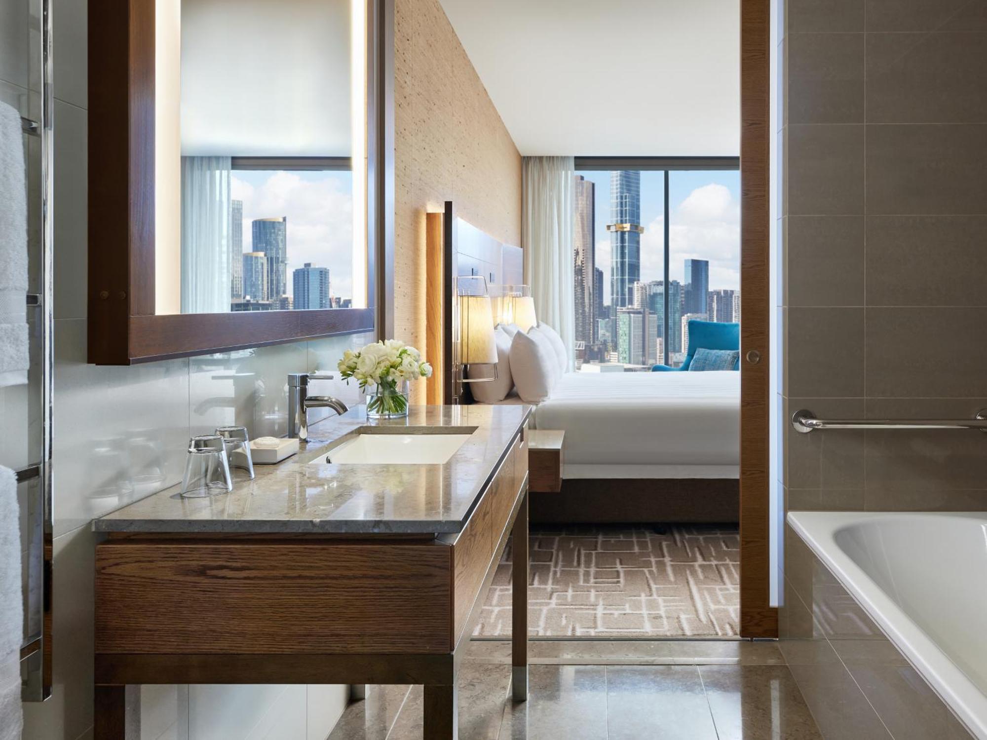 Pacific Zimmer mit Kingsize-Bett und Zugang zur Club Lounge