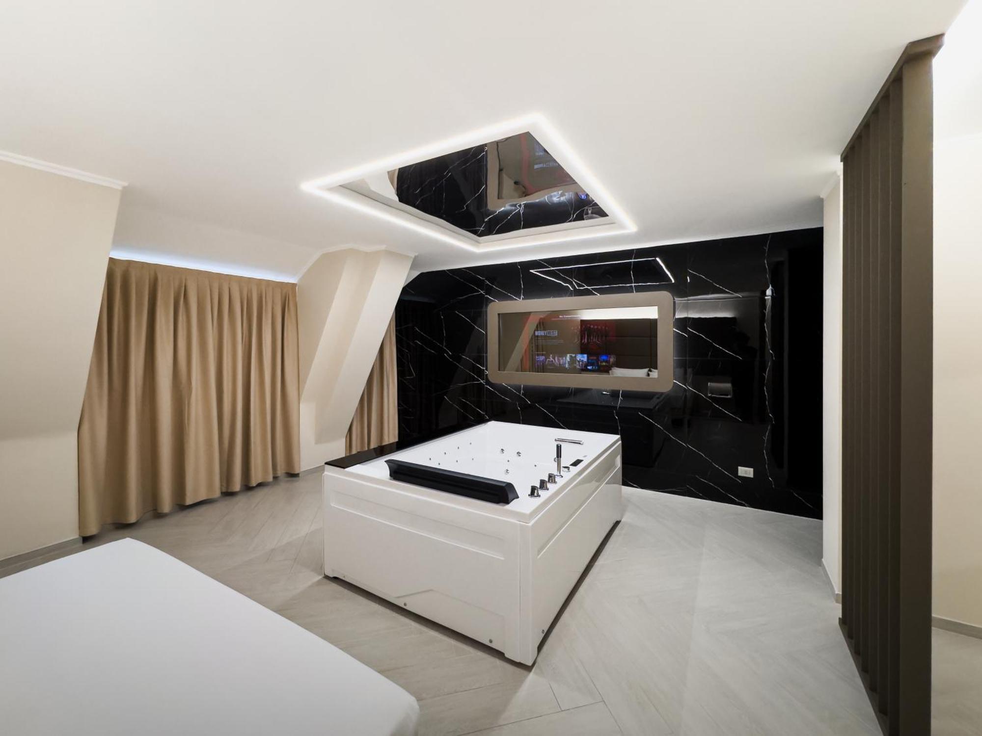 Suite with Hot Tub