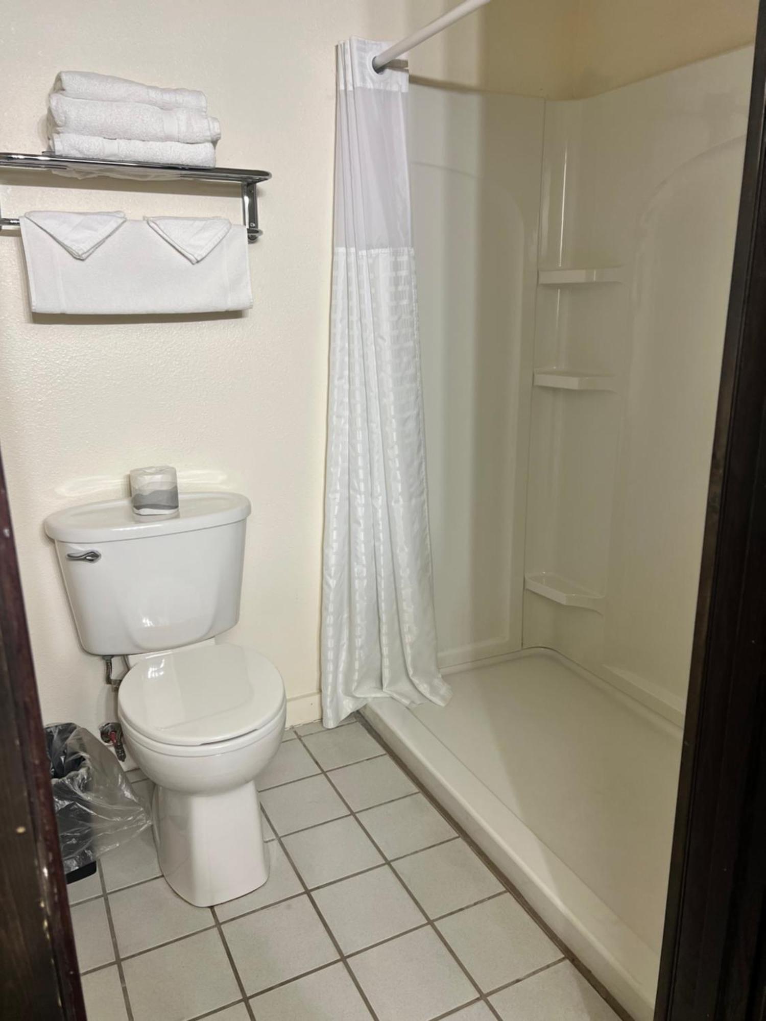 Queen Room - Non-Smoking