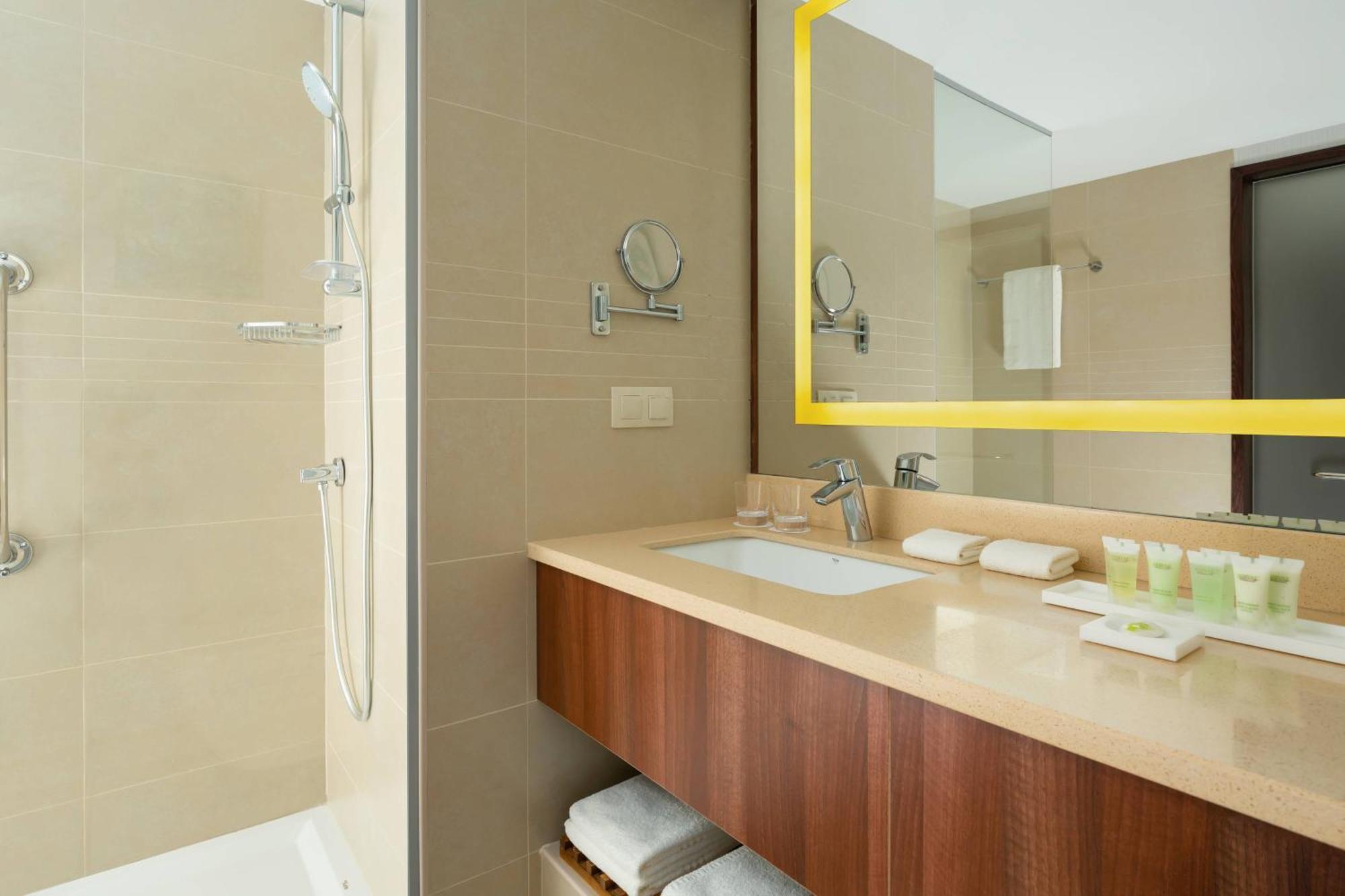 Superior, Guest  room with 1 King, City view, Balcony