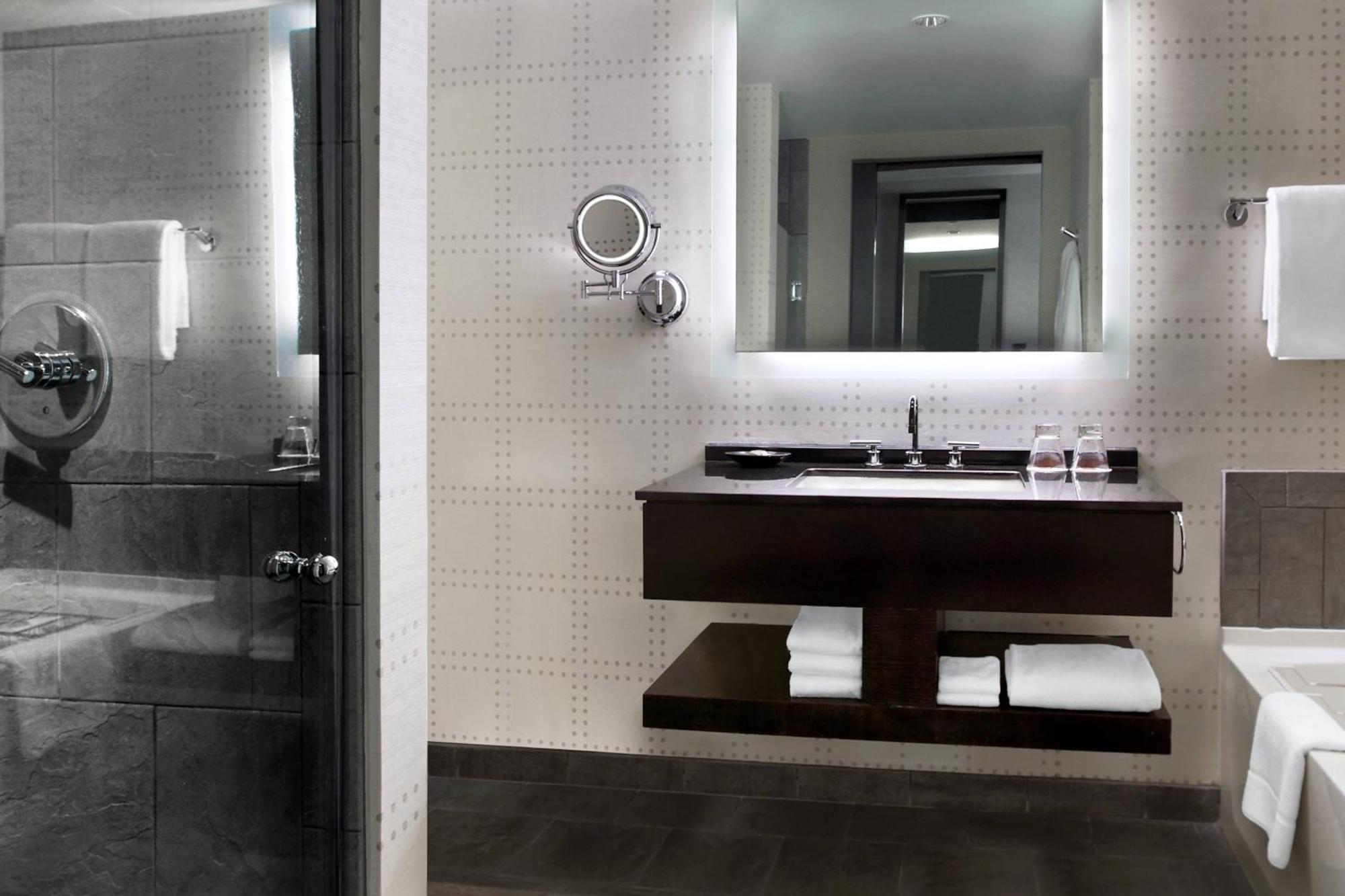 Grand Deluxe, Guest room, 1 King, Beacon Hill view