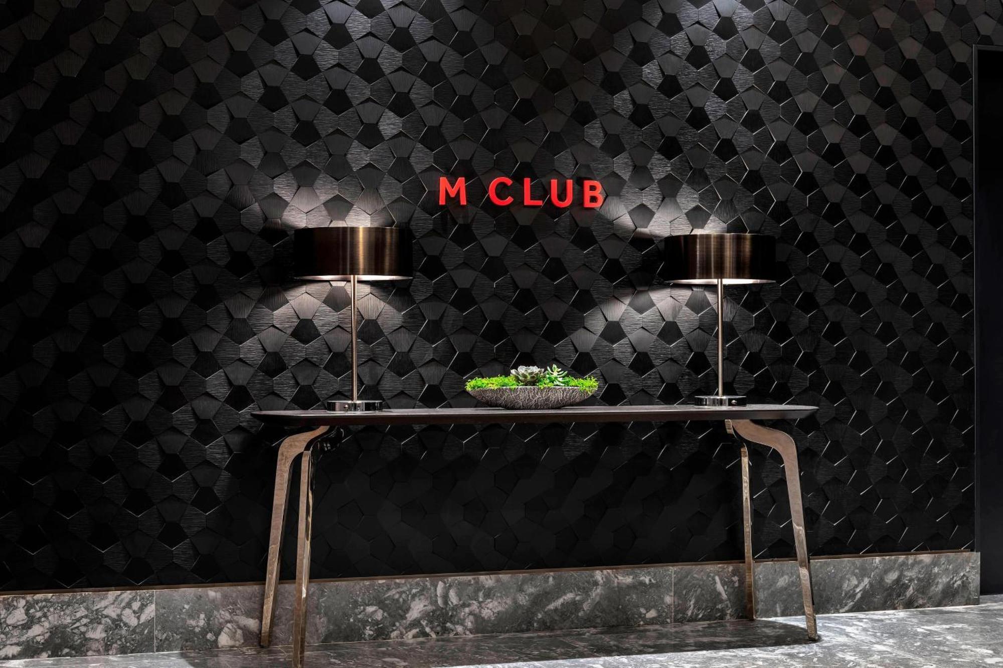 Club King Guest Room Lounge Access