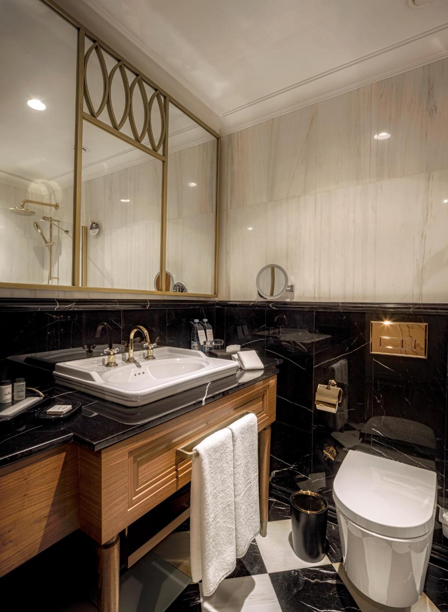 Deluxe King Room with Club Lounge Access