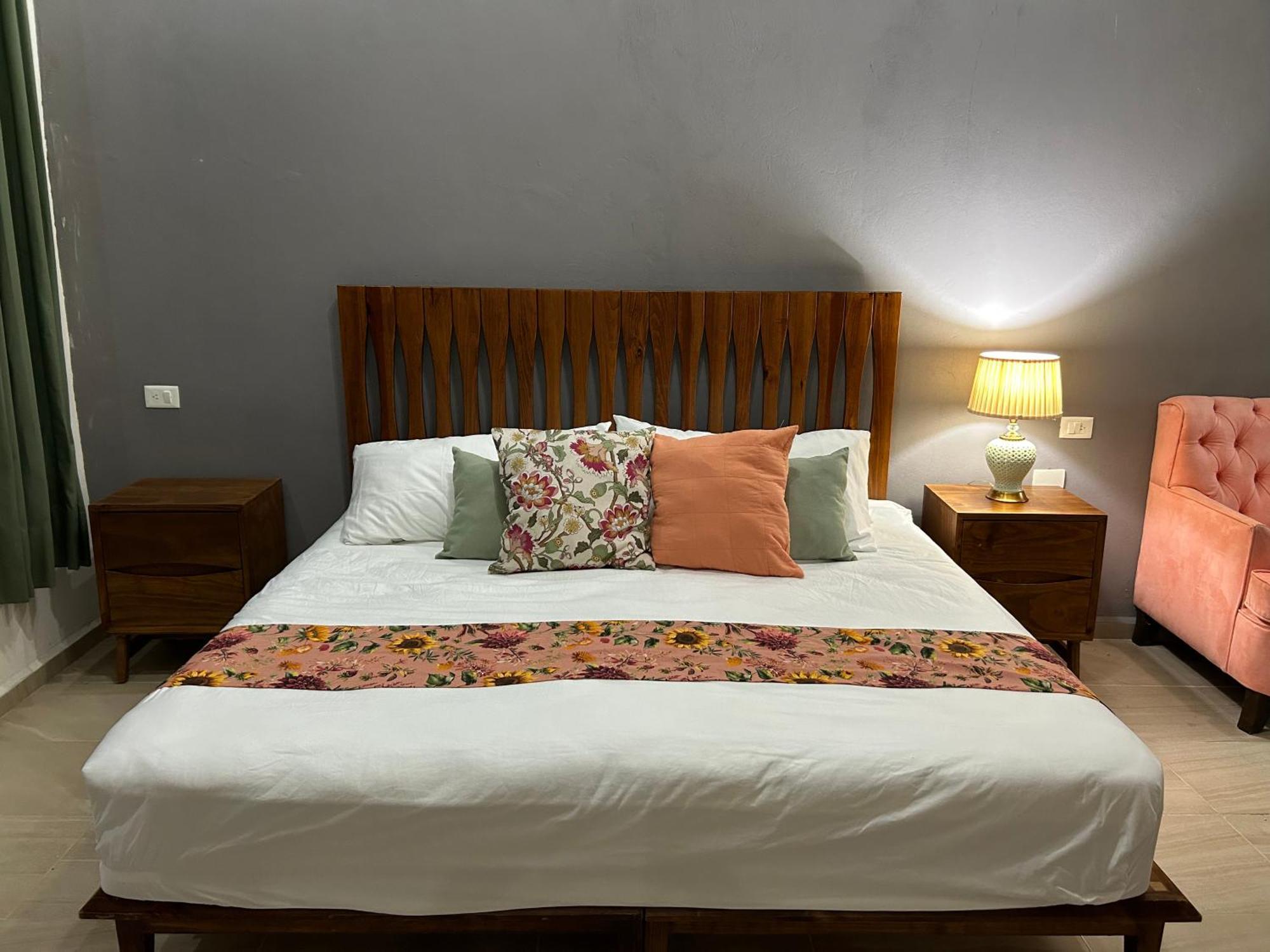 Habitación con cama extragrande.