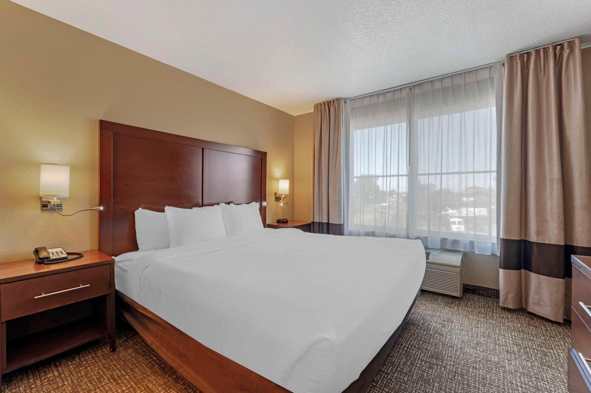 King Suite with Wet Bar - Non-Smoking