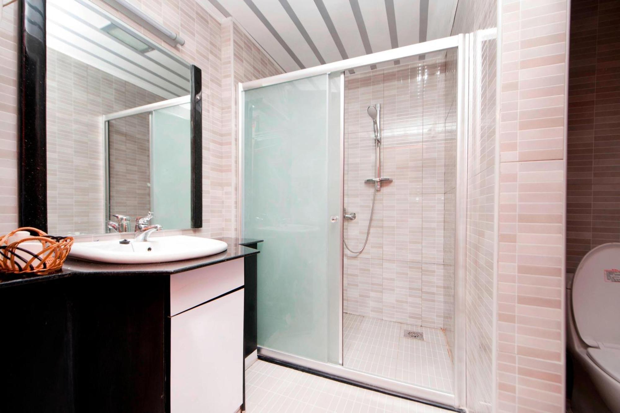 Guest room, 2 Twin/Single Bed(s), Lake Victoria view