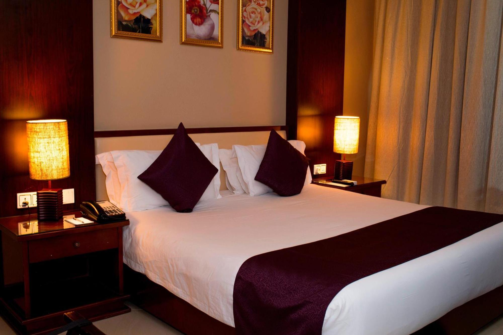 Larger Guest room, 1 Queen, Lake Victoria view, Balcony