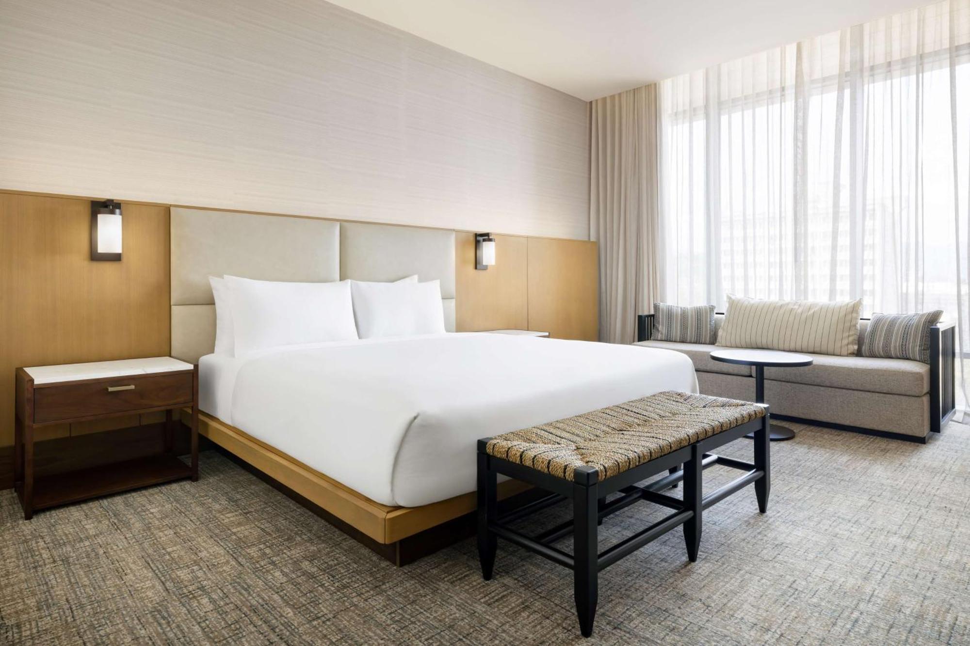 King Room with Roll-In Shower - Mobility Access