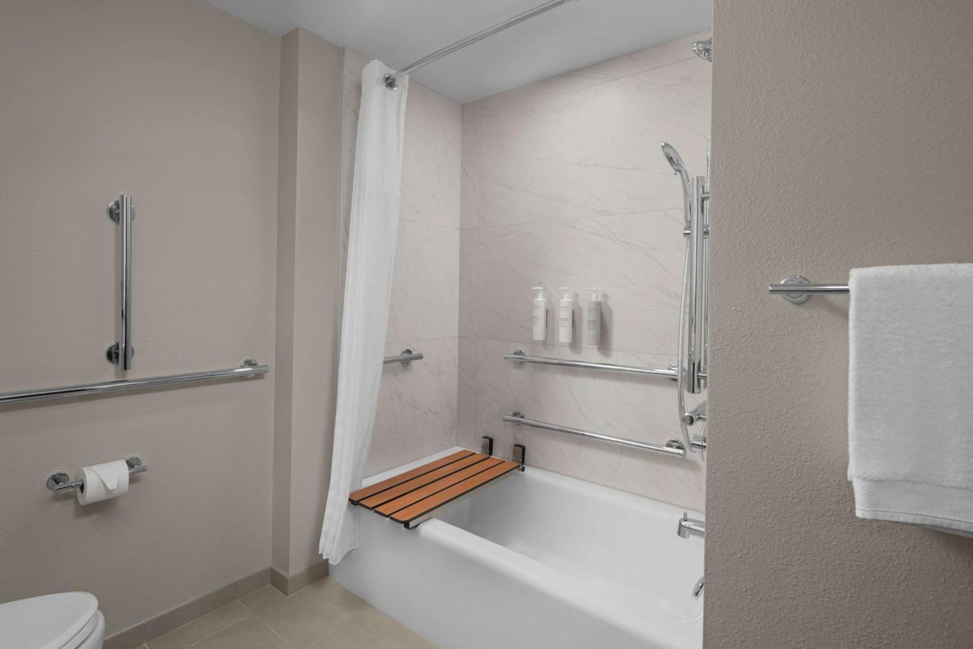 One-Bedroom Queen Suite with Bath Tub - Mobility Accessible