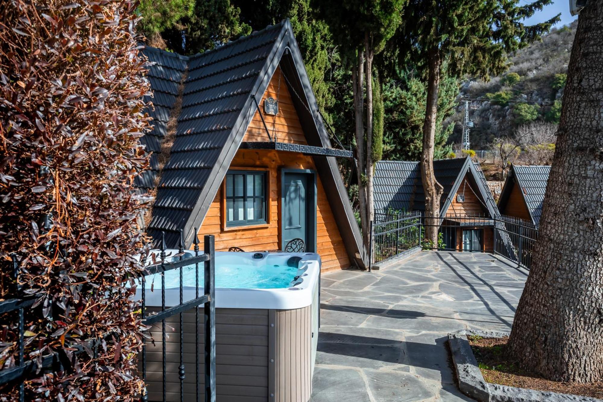Deluxe Cabin Outdoor Hot Tub