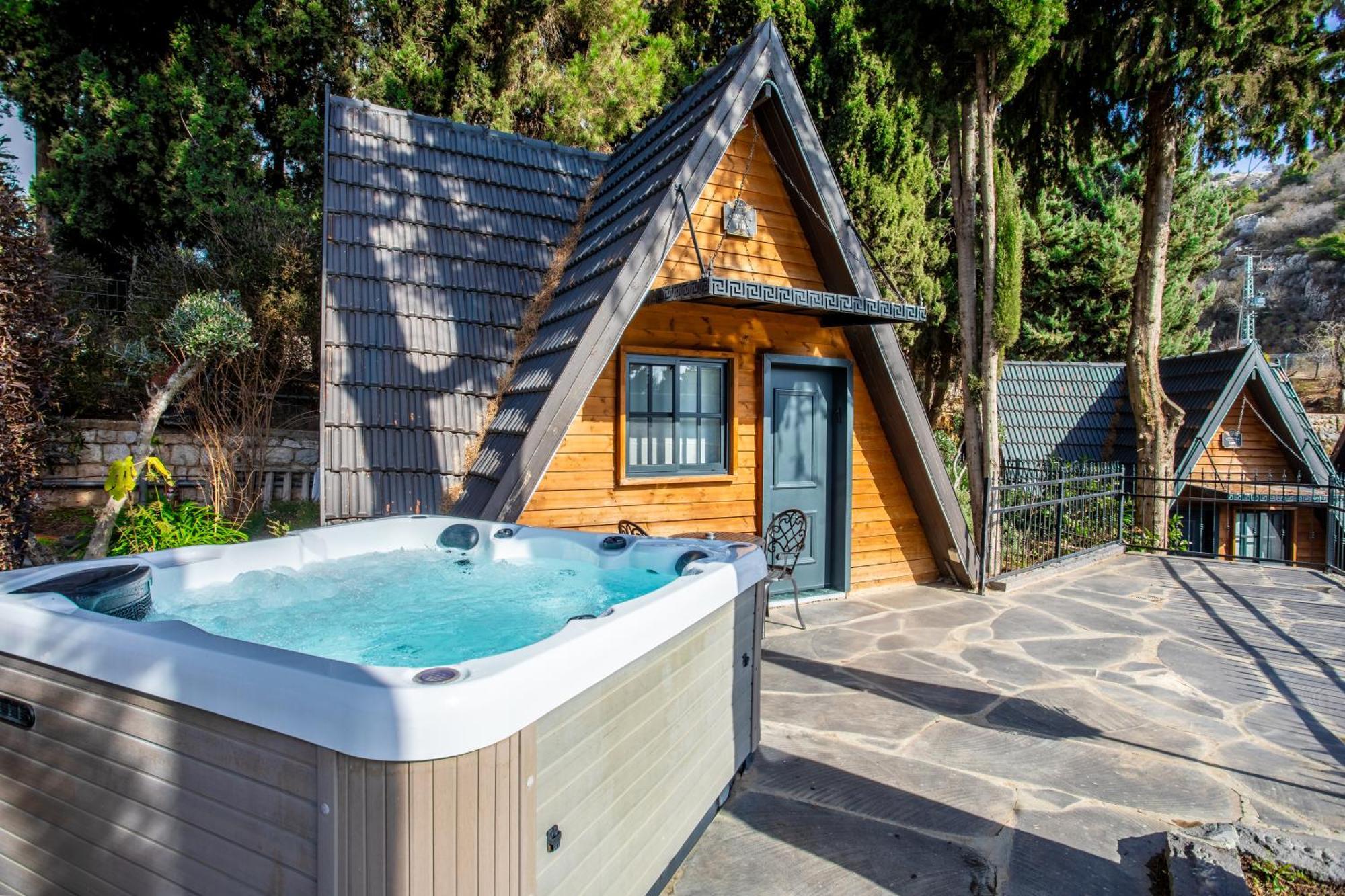 Deluxe Cabin Outdoor Hot Tub