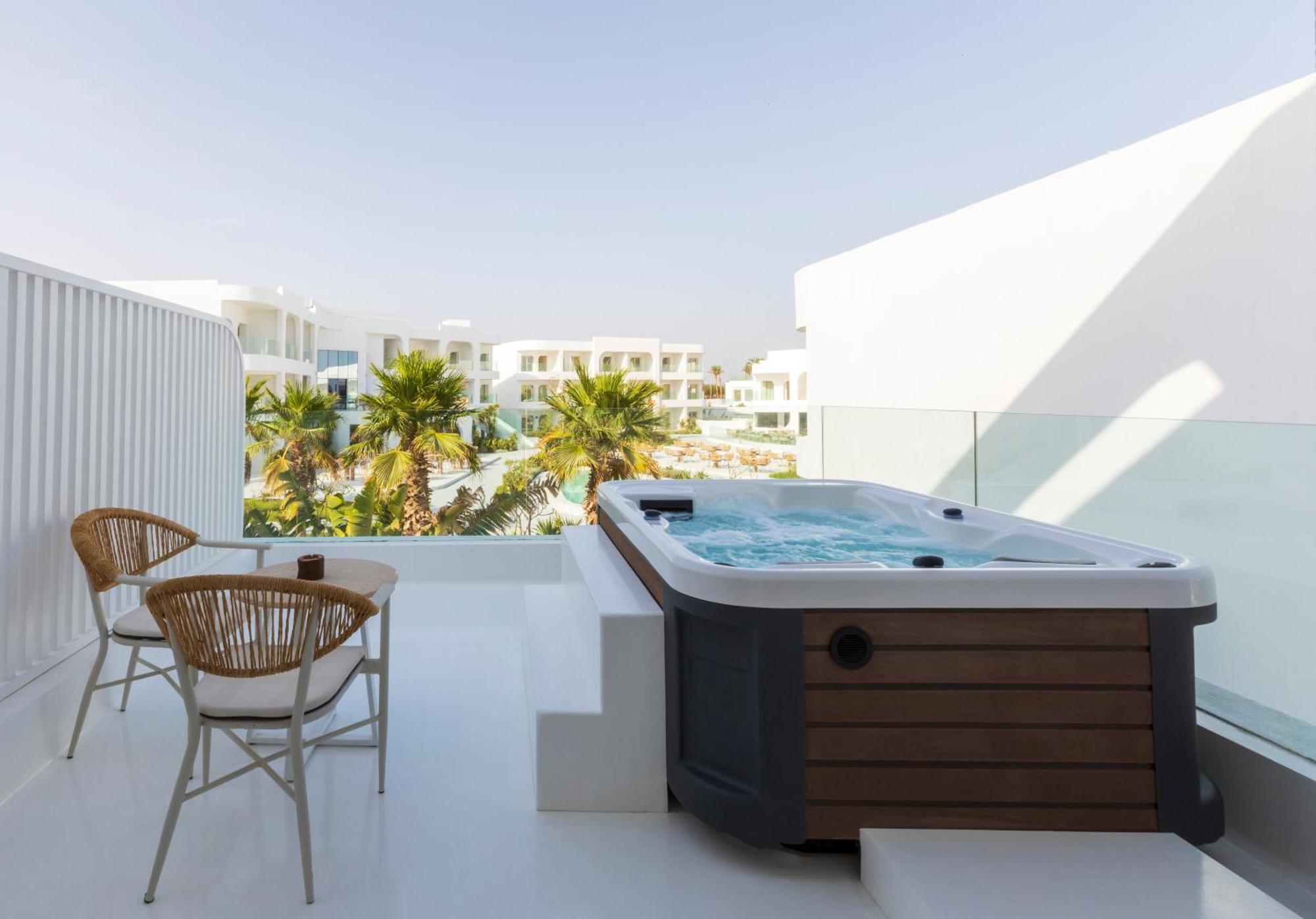 Gypster Jacuzzi Room,1636840414:JPEG