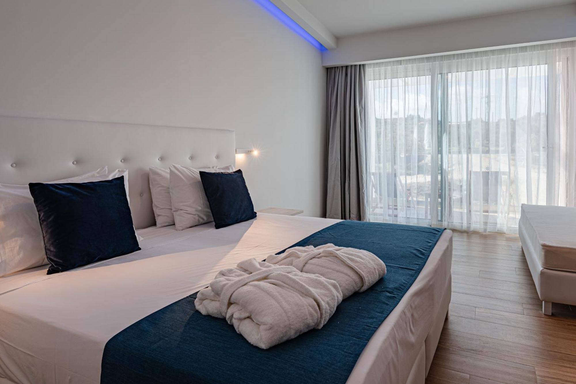 Suite with Sundeck