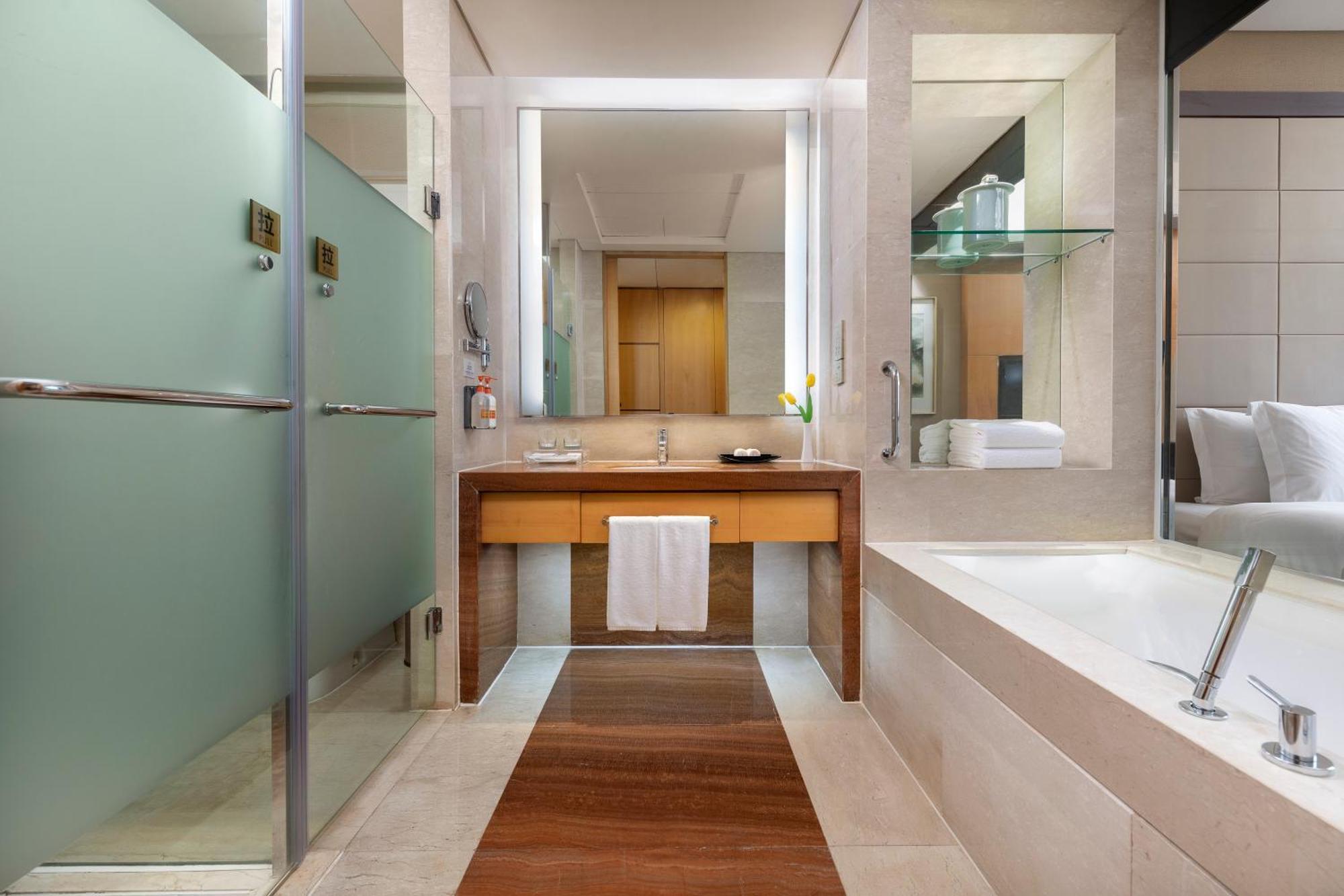 Standard King Room with River View and Lounge Access - High Floor