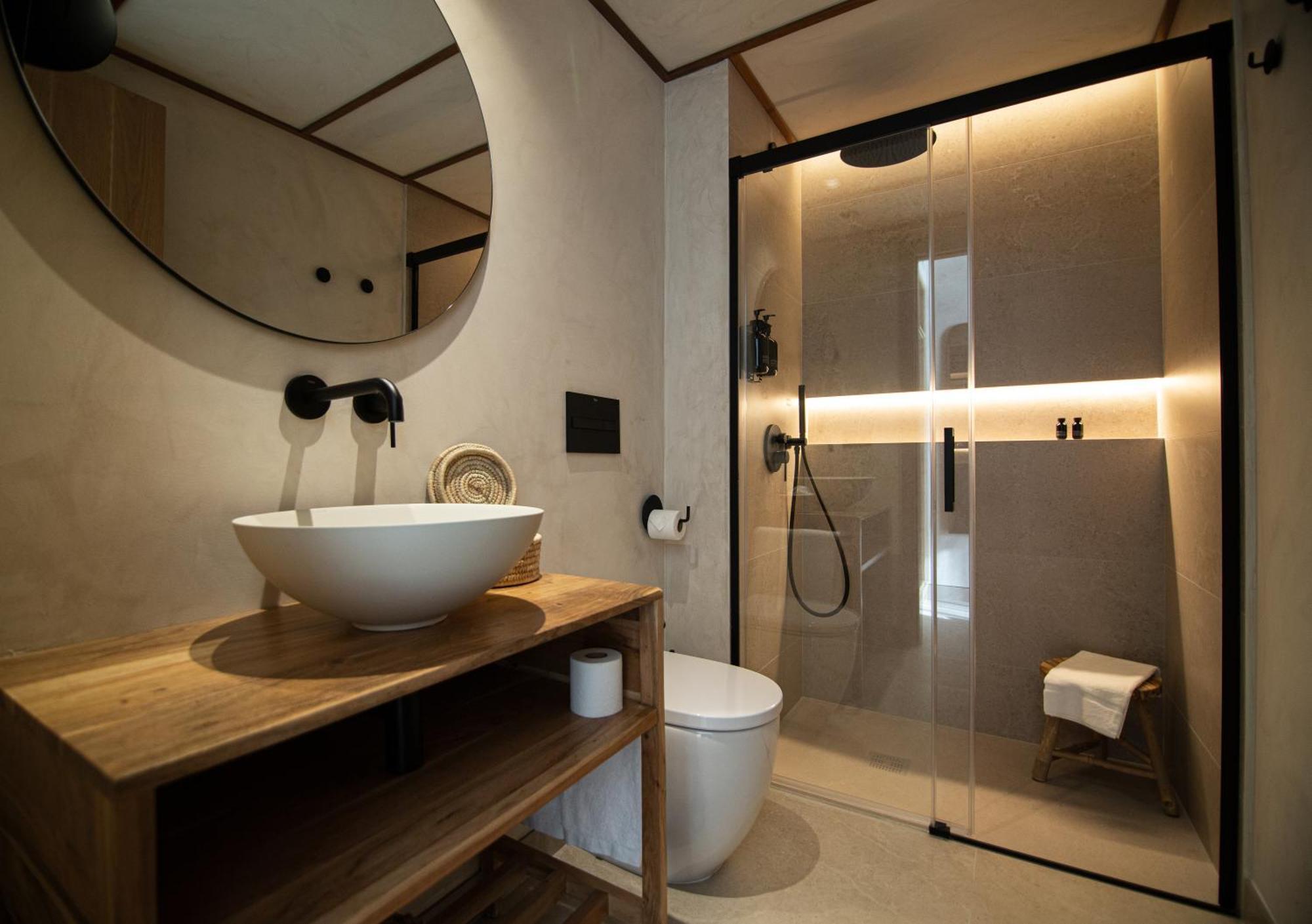 Habitación con balcón y vistas laterales