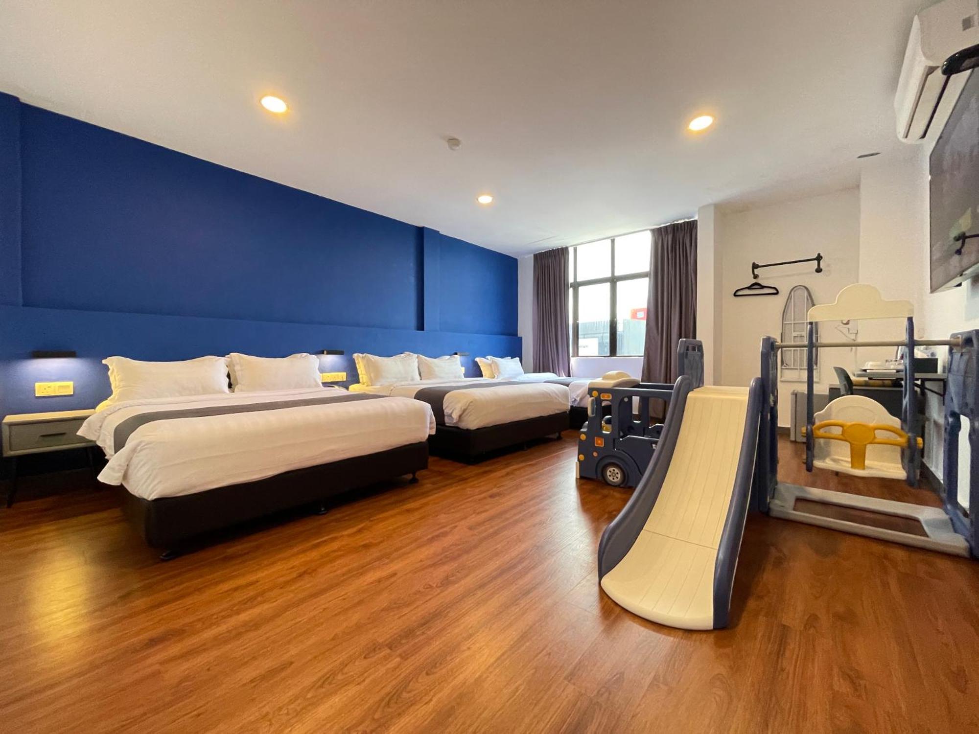 Family Room,1639993080:JPEG