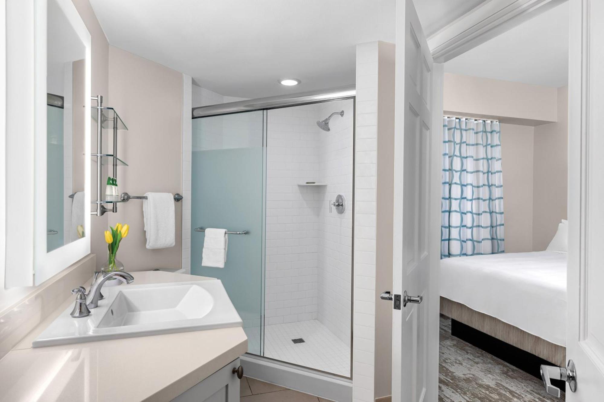 Two-Bedroom Villa Balcony Courtyard View Adapted Tub Mobility Hearing Accessible,1643154499:JPEG