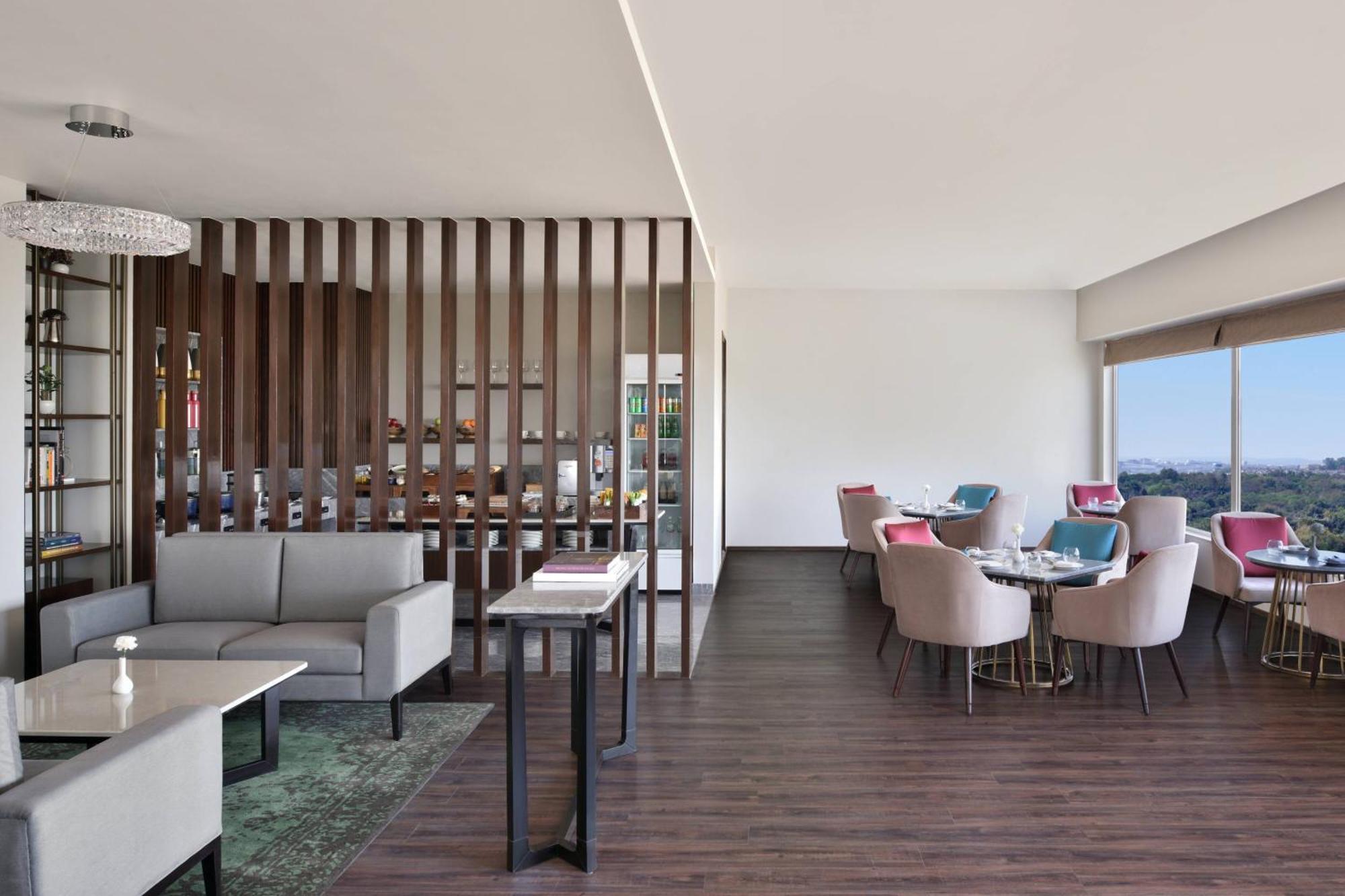 Courtyard Suite, 1 Bedroom Suite, 1 King, City View, Executive Lounge Access, 2 pieces laundry per day