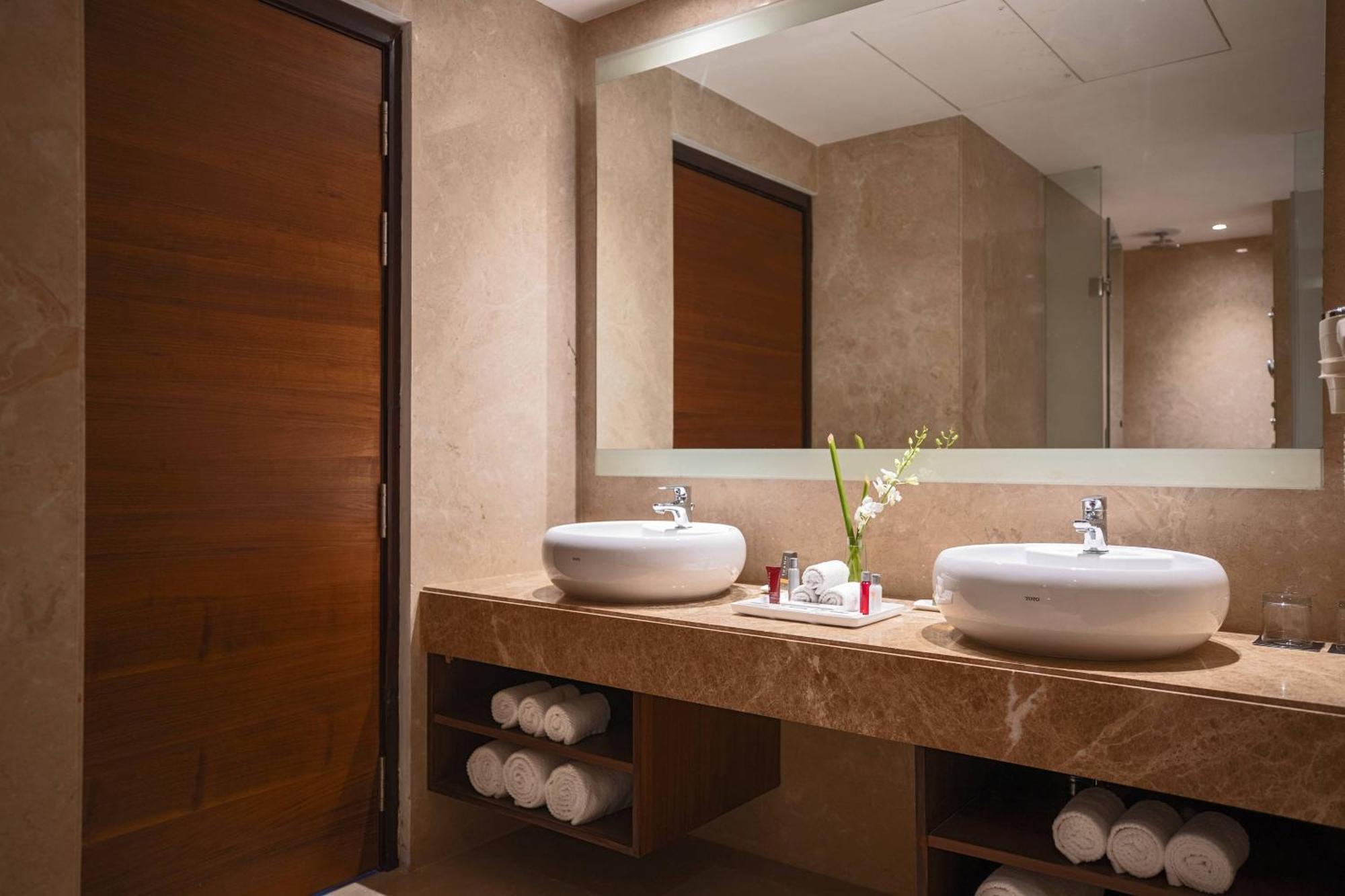 Executive Suite Club Benefits INR 500 meal credit per of Food & Beverages Laundry One way Airport Transfers need 4 hours prior request
