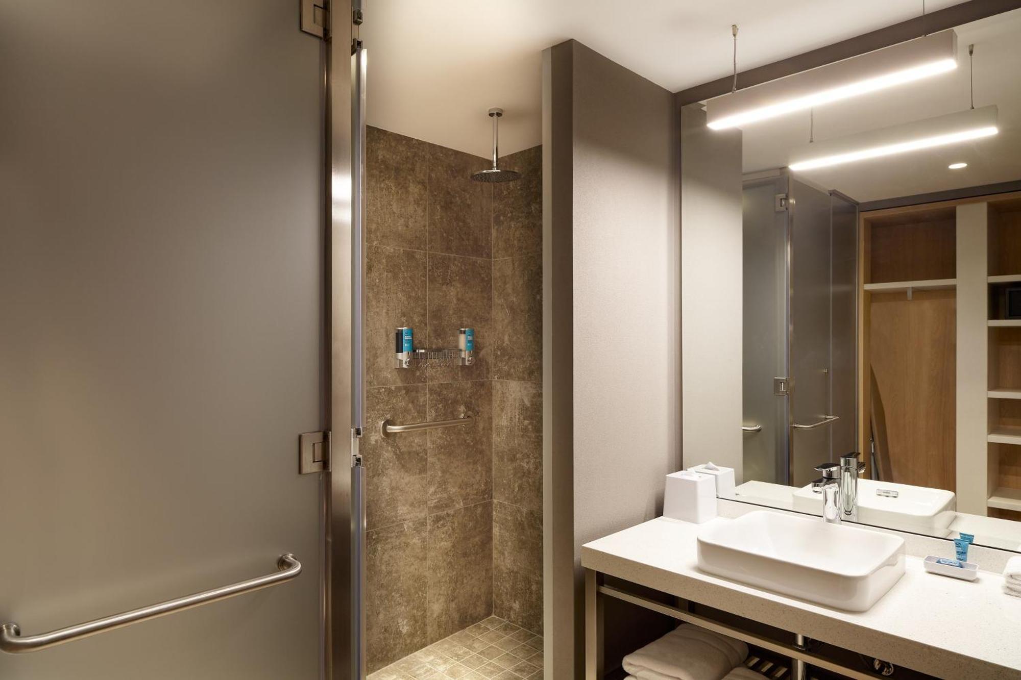 Sweet Corner, Larger Guest Room, 1 King, City View, Corner Room