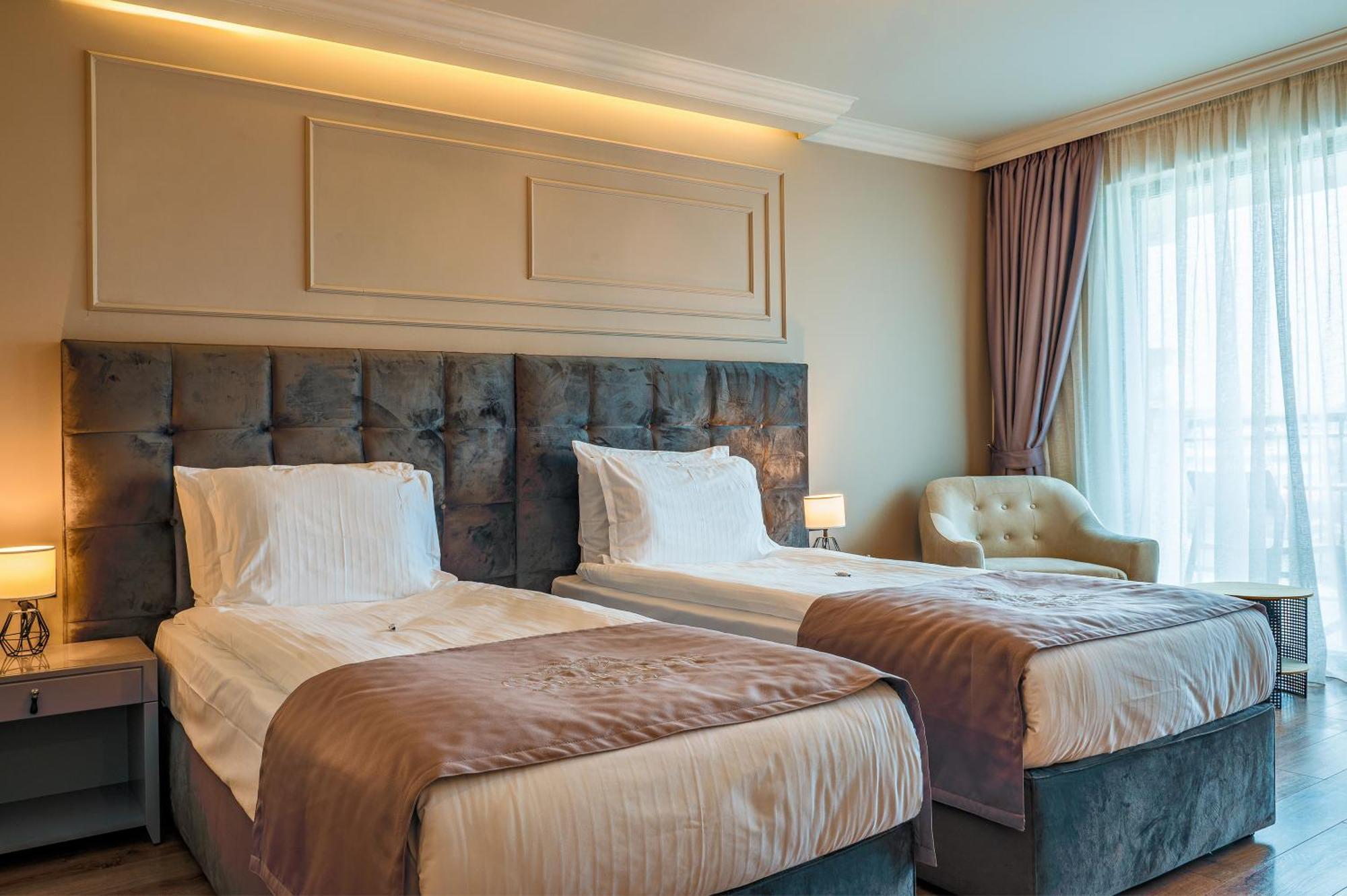 Deluxe Twin Room with Balcony and Land View - Free Parking and SPA Access
