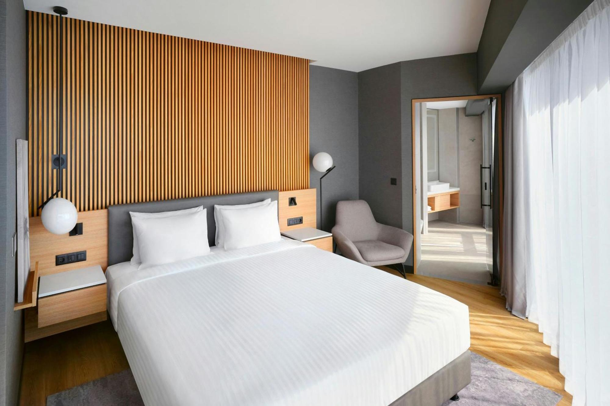 Standard Zimmer mit Kingsize-Bett und Meerblick