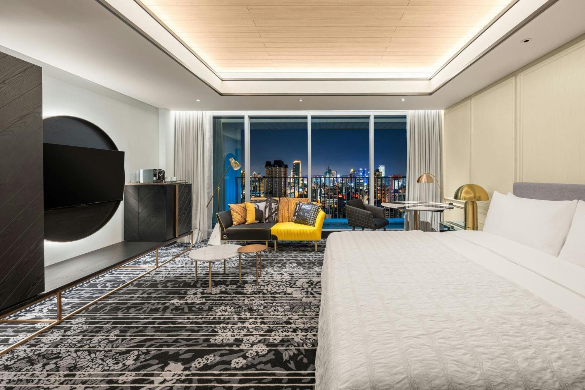 Premier King Room City View