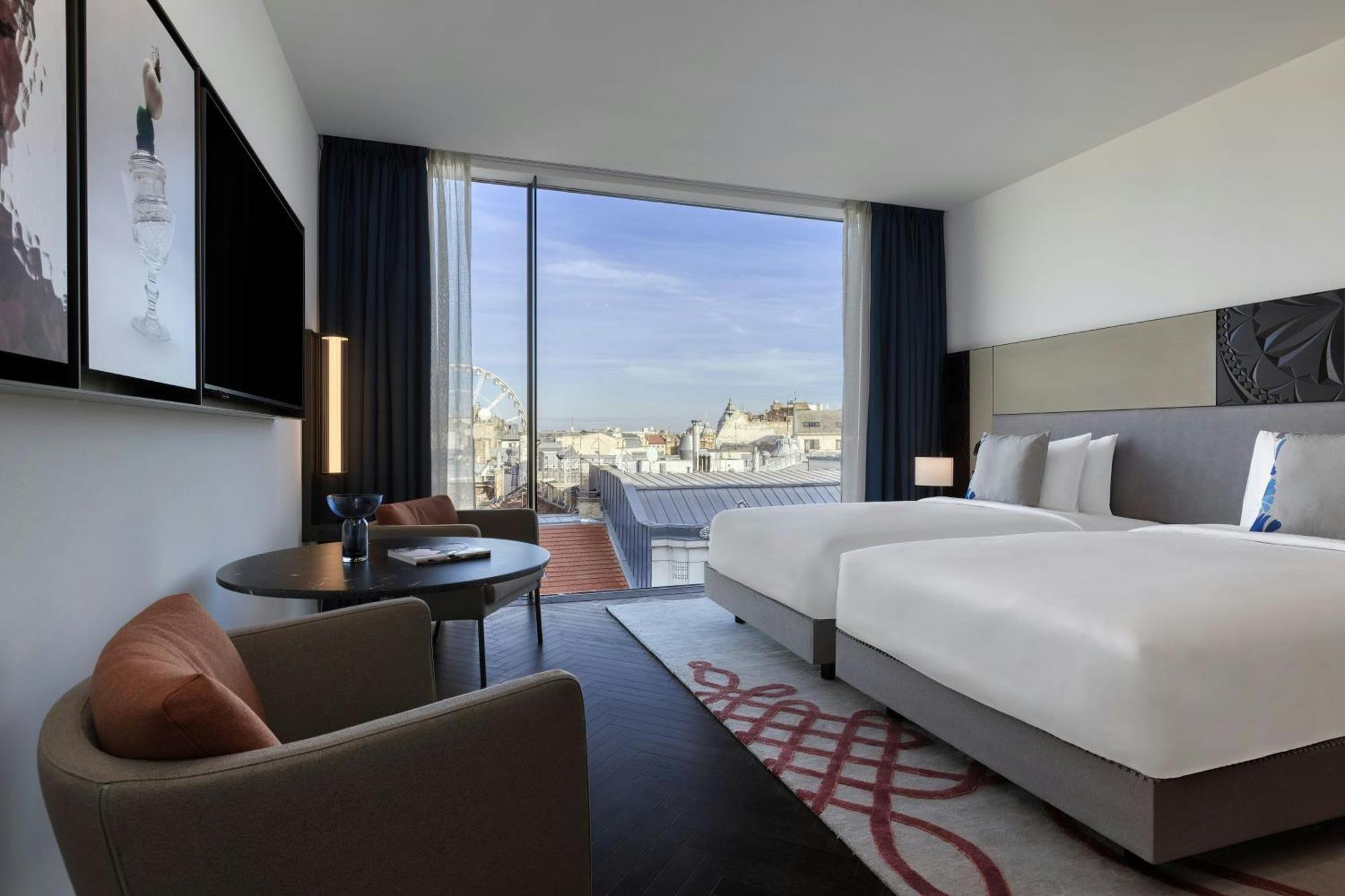 Chambre Lits Jumeaux Contemporaine avec 2 Lits Jumeaux - Vue sur Rue