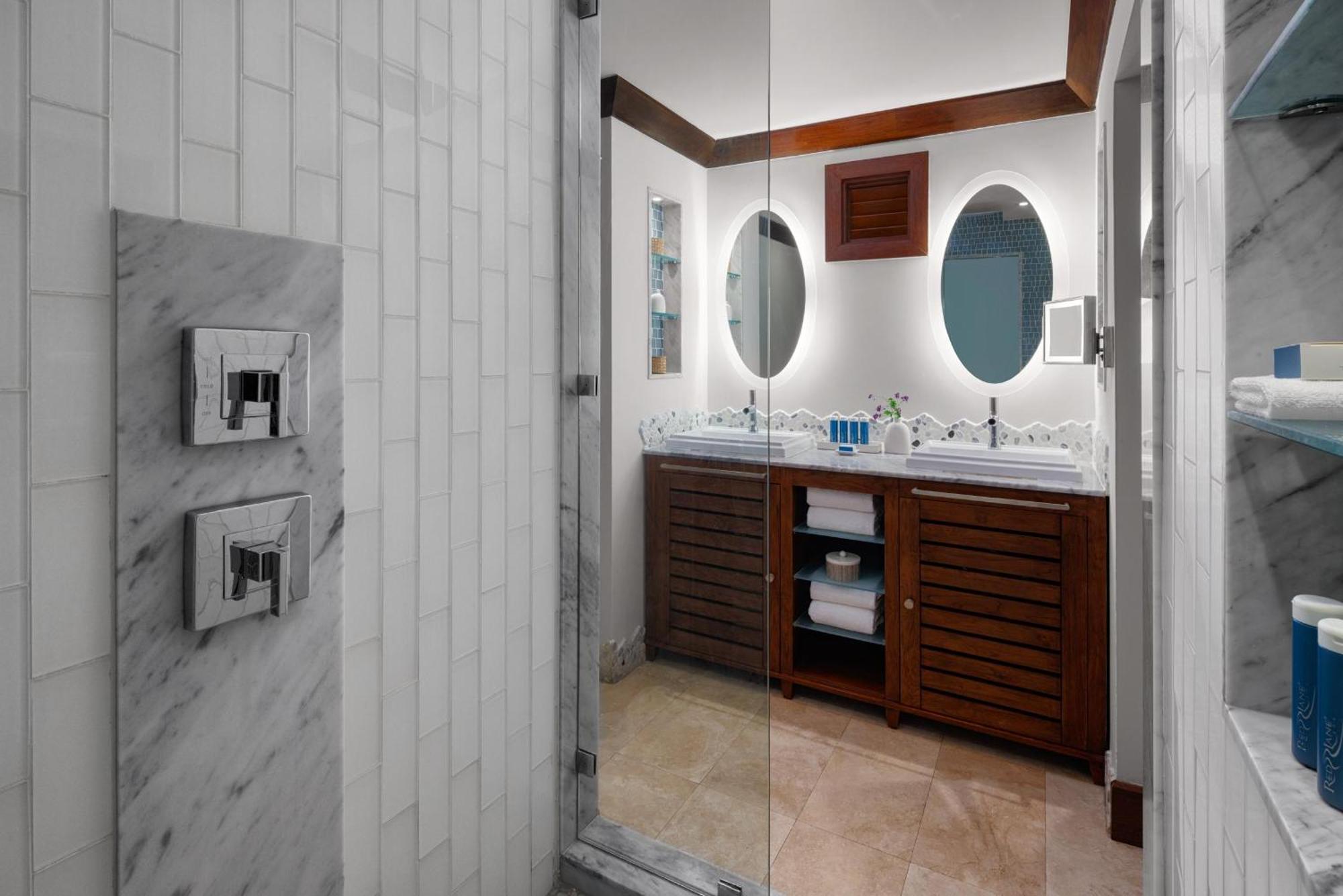 Luxuriöses Kristalllagunen Zimmer mit direktem Poolzugang und Terrasse mit einer Entspannungs-Badewanne auf Clubetage