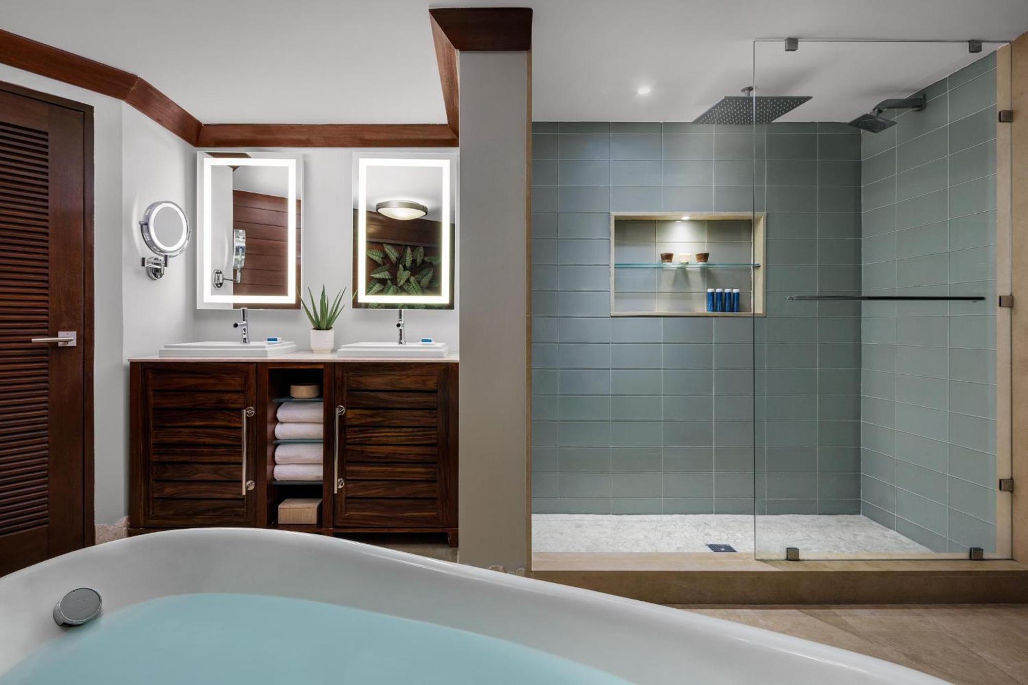 Butler Suite mit 1 Schlafzimmer und Balkon mit Entspannungs-Badewanne am Strand