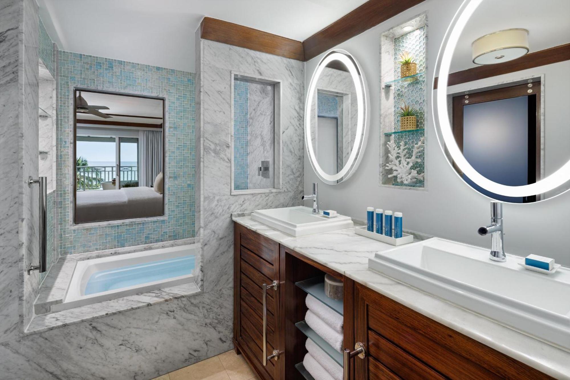 Penthouse Suite am Strand mit Balkon mit Entspannungs-Badewanne auf Clubetage